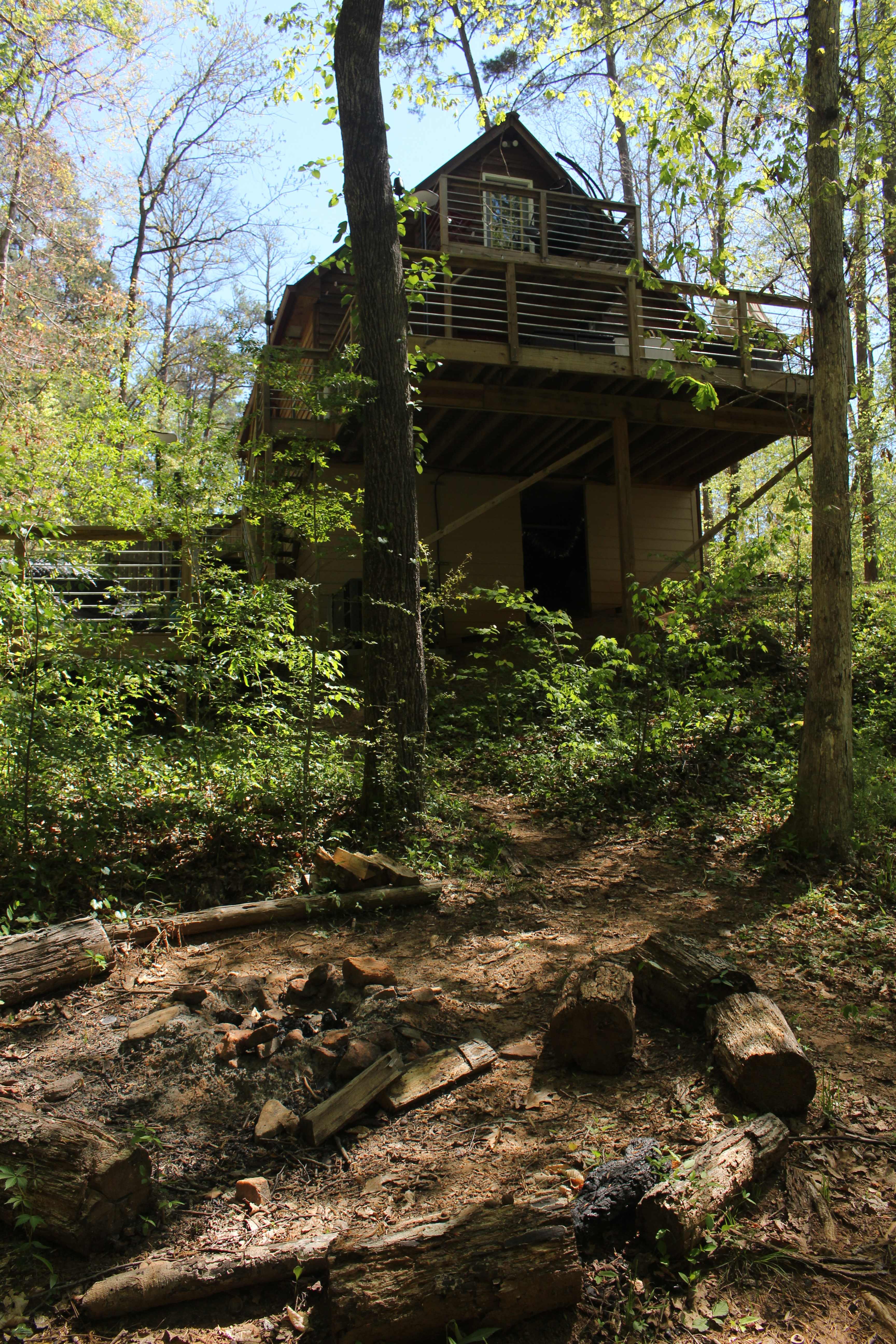 in the back: firepit, hotub (on the left) and the cabin.
