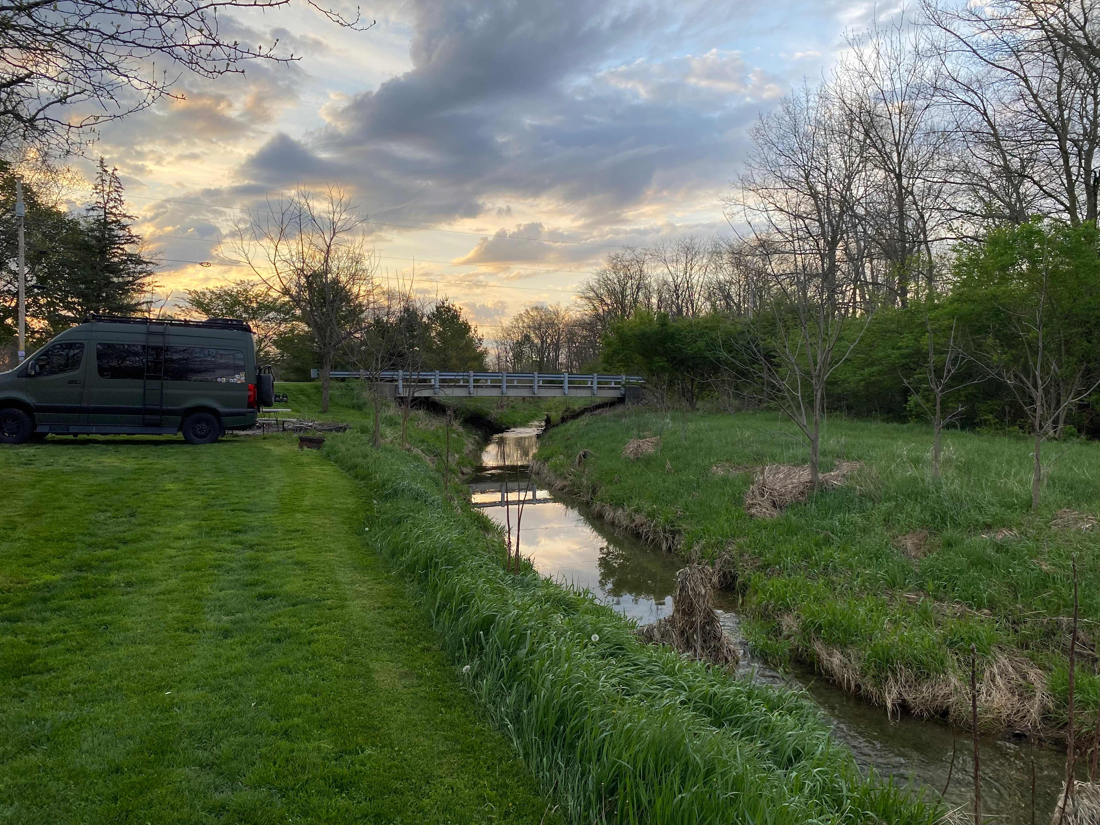 Rusty's Retreat with pond and river