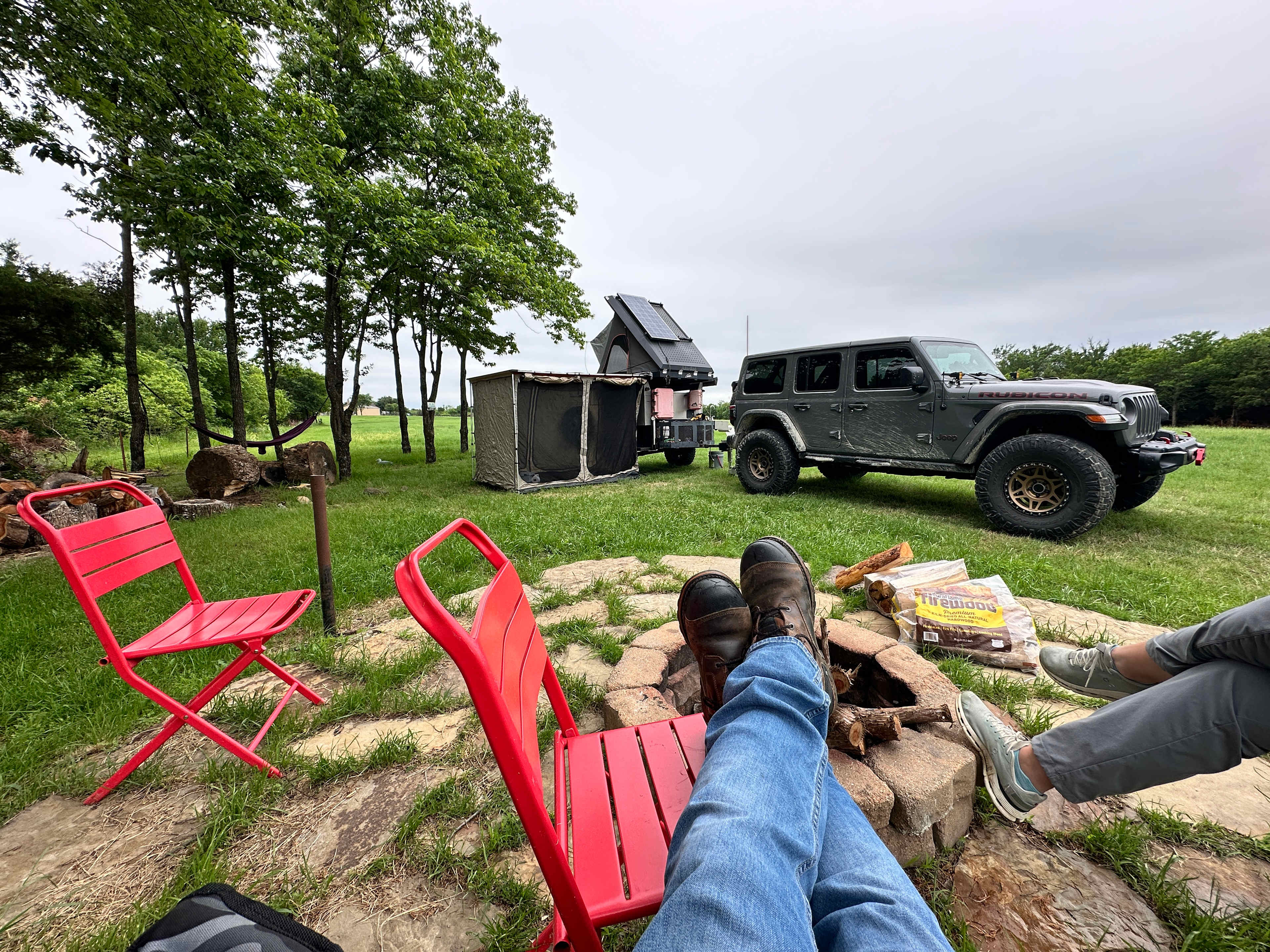 What a cute little spot. Kicking the feet up. 