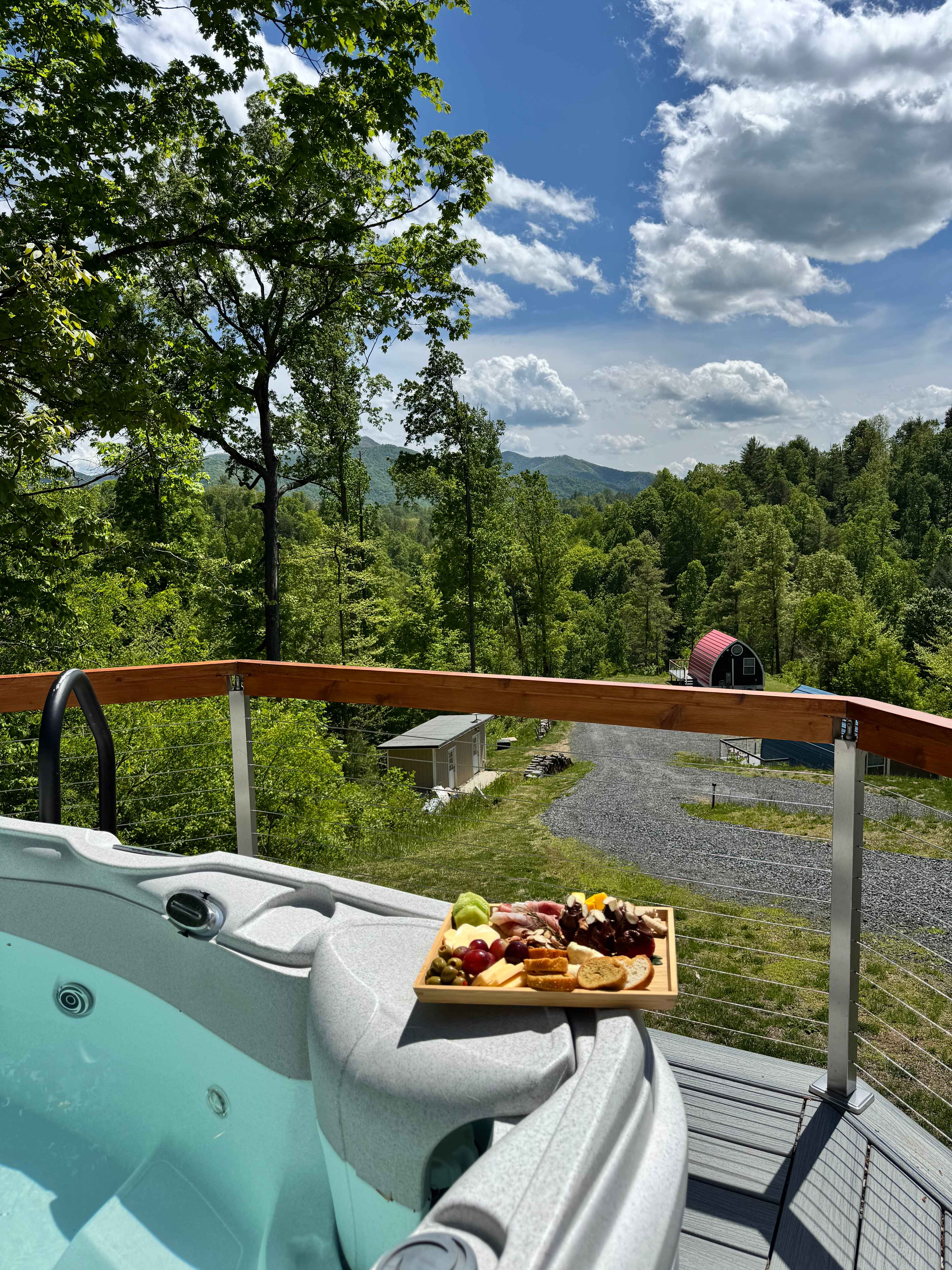 Romantic, hot tub, pet friendly