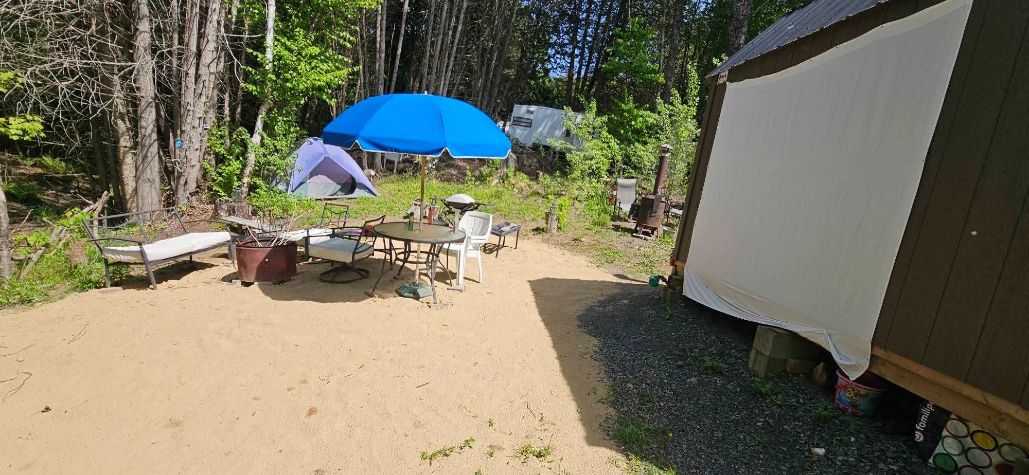 Camp dans Rouge/ Camp in Red