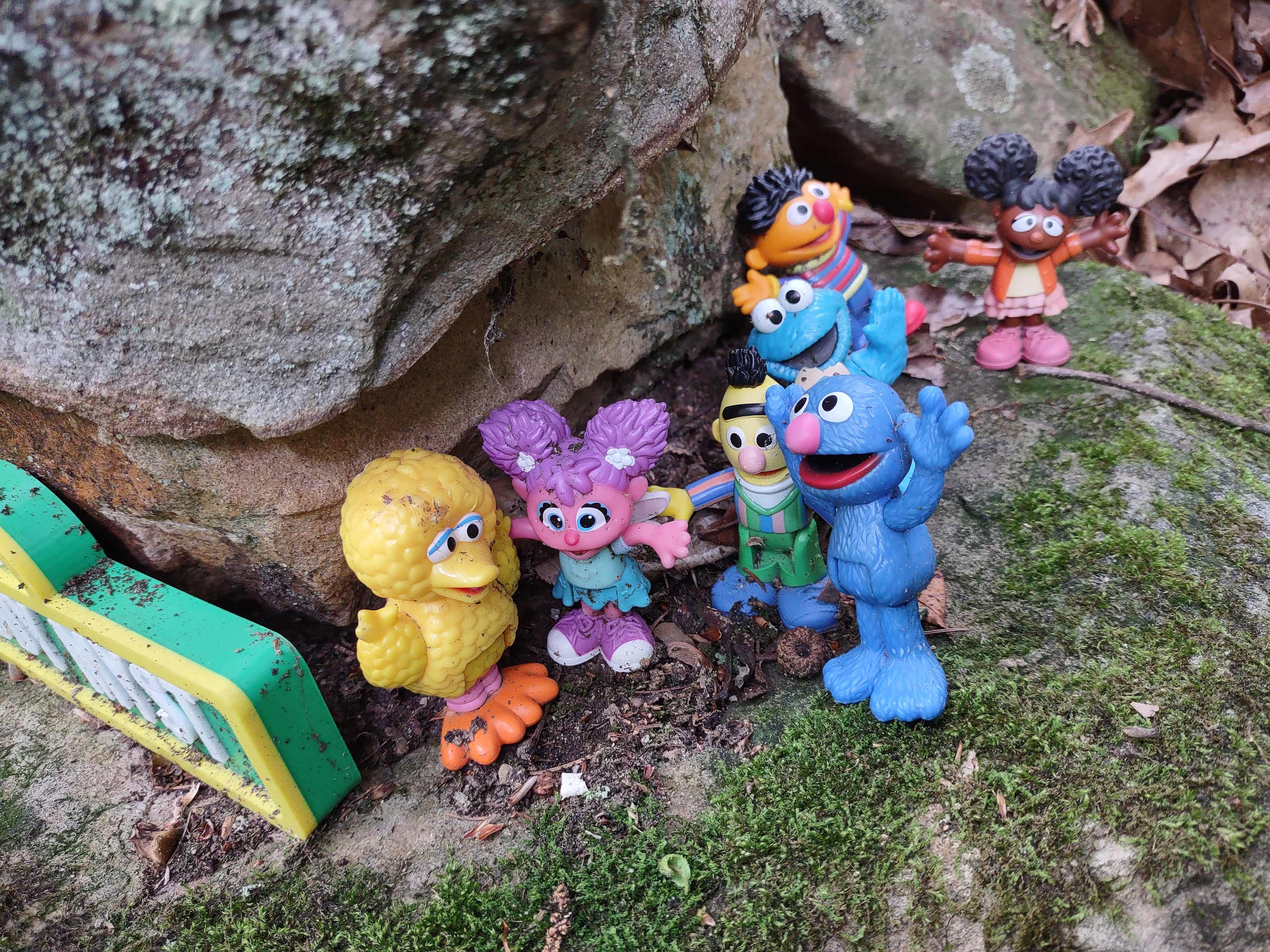 Yay, now Grover is standing with his friends again <3