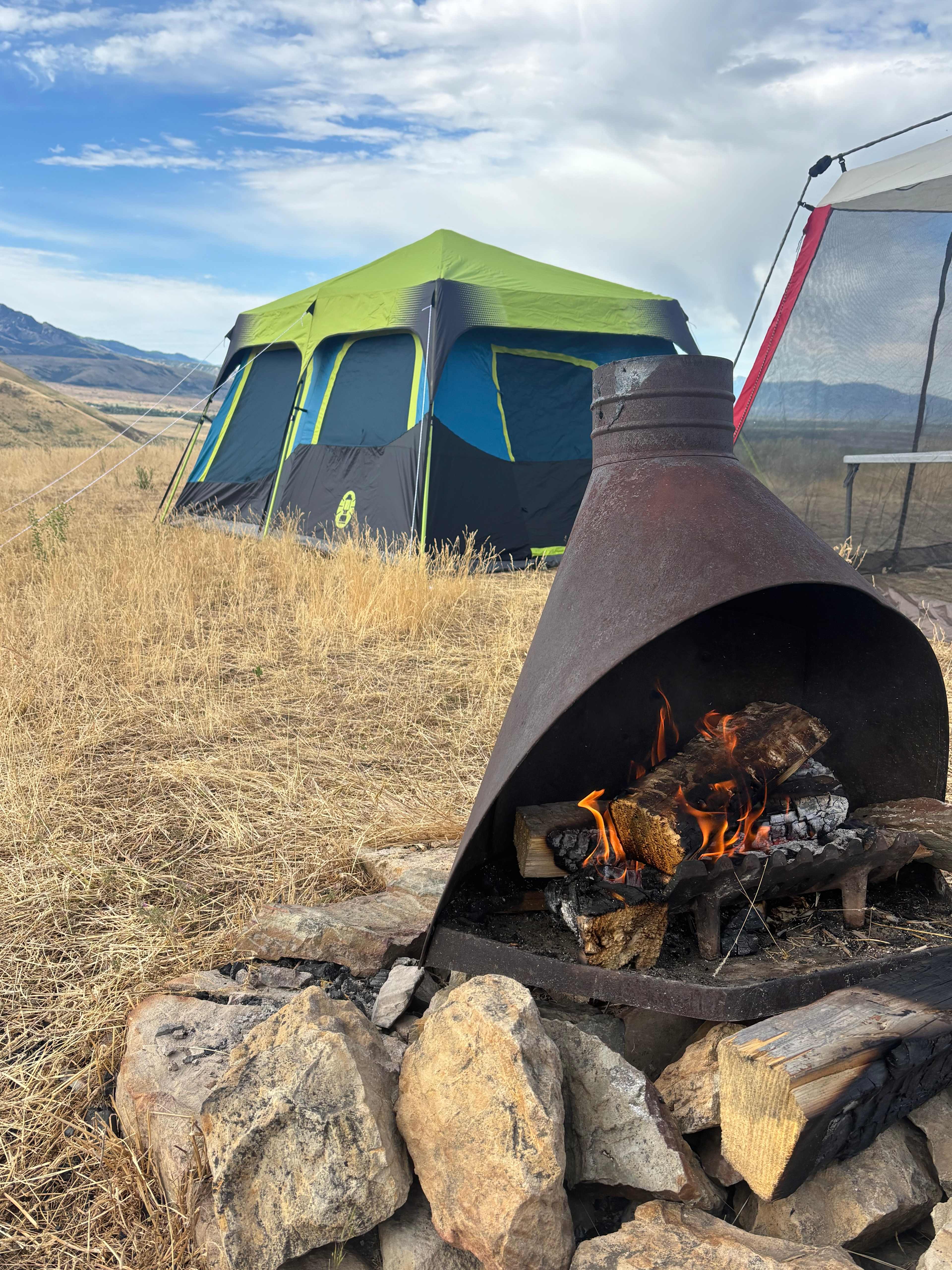 Gorgeous mornings with a campfire  