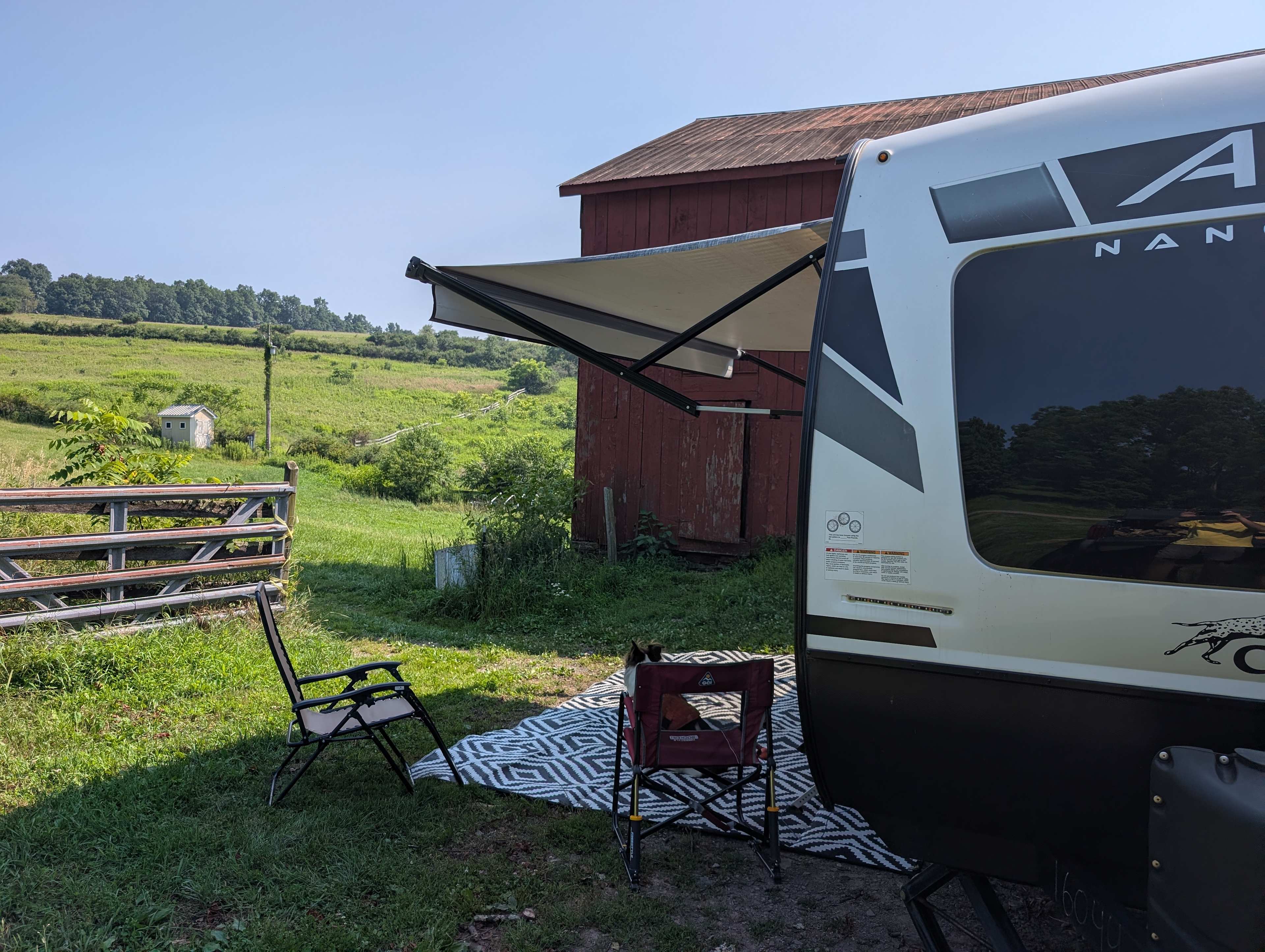 Beautiful camper spot by the barn 