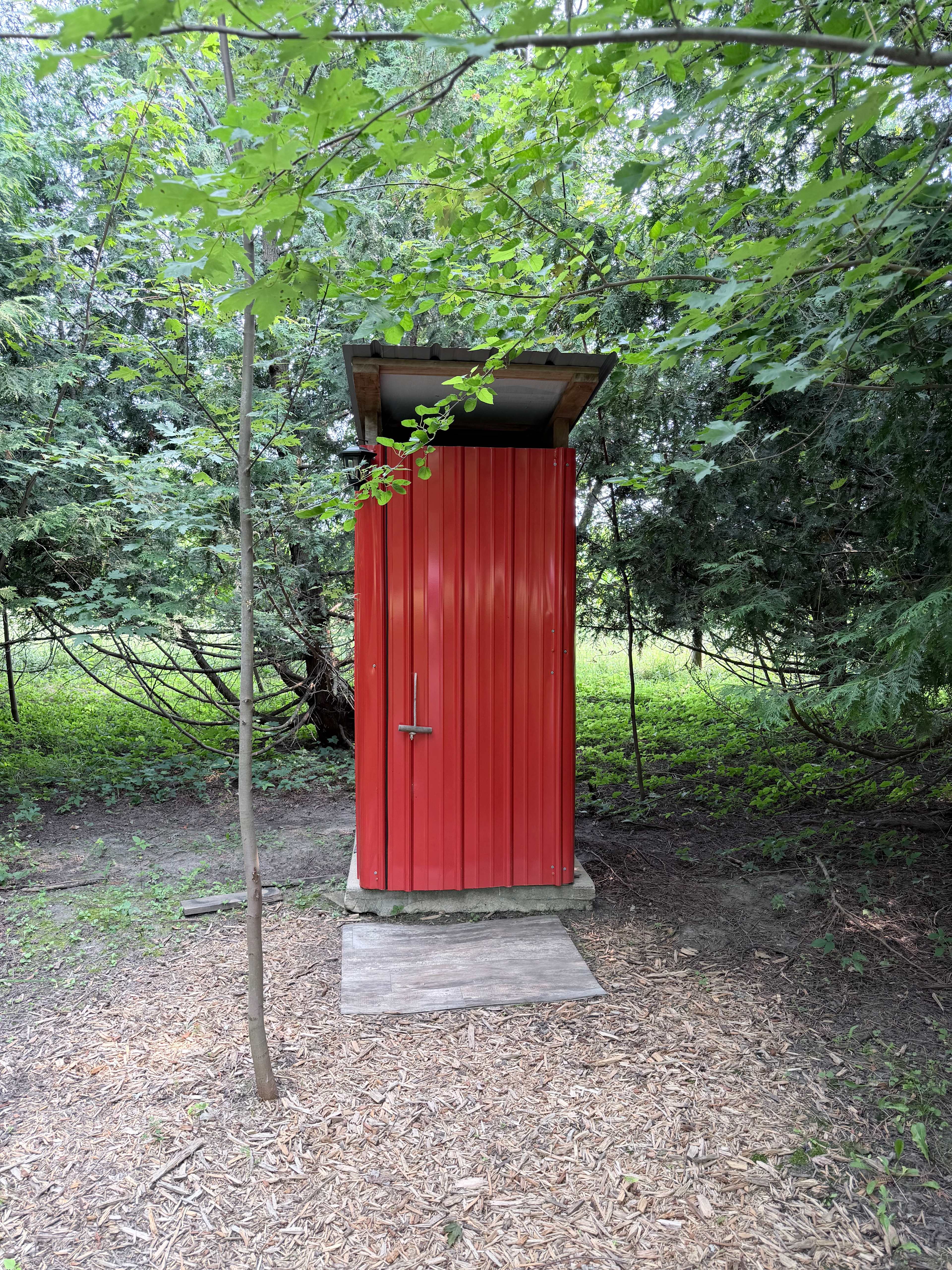 Compost toilet with toilet paper and sawdust to cover your poo. There’s a shower house up closer to the entrance with a real camper toilet system. 