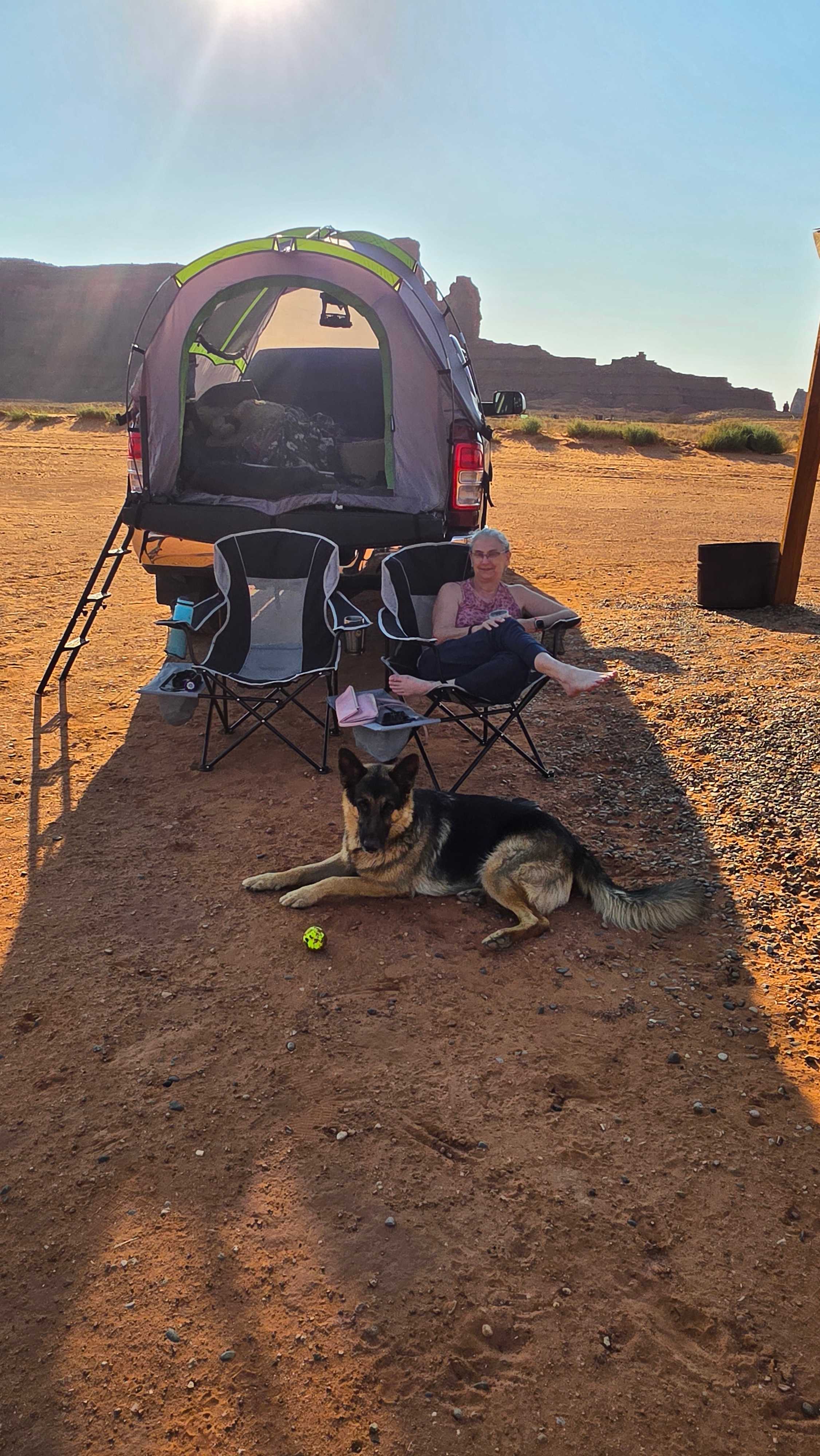 Morning coffee with a friend 🧡.