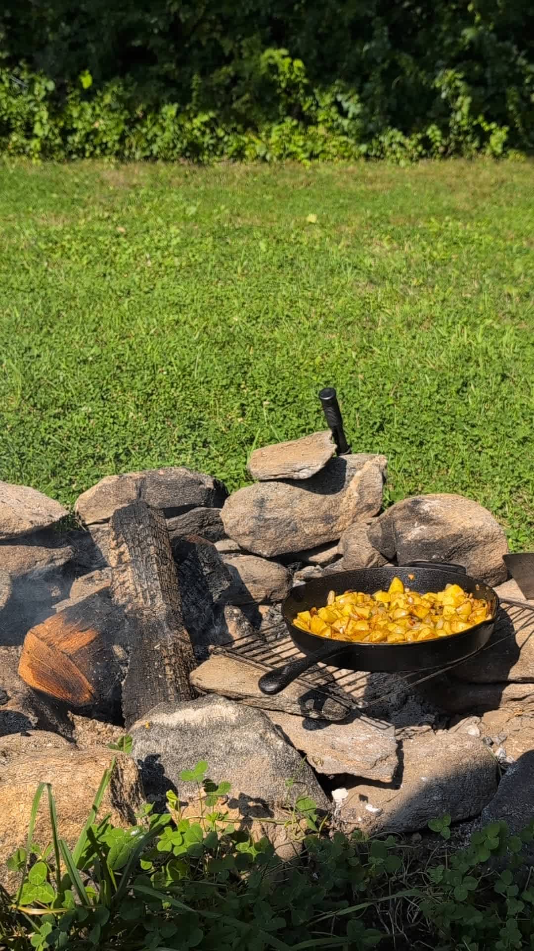 The fire pit didn't have a grate, but we could arrange rocks to accommodate ours.