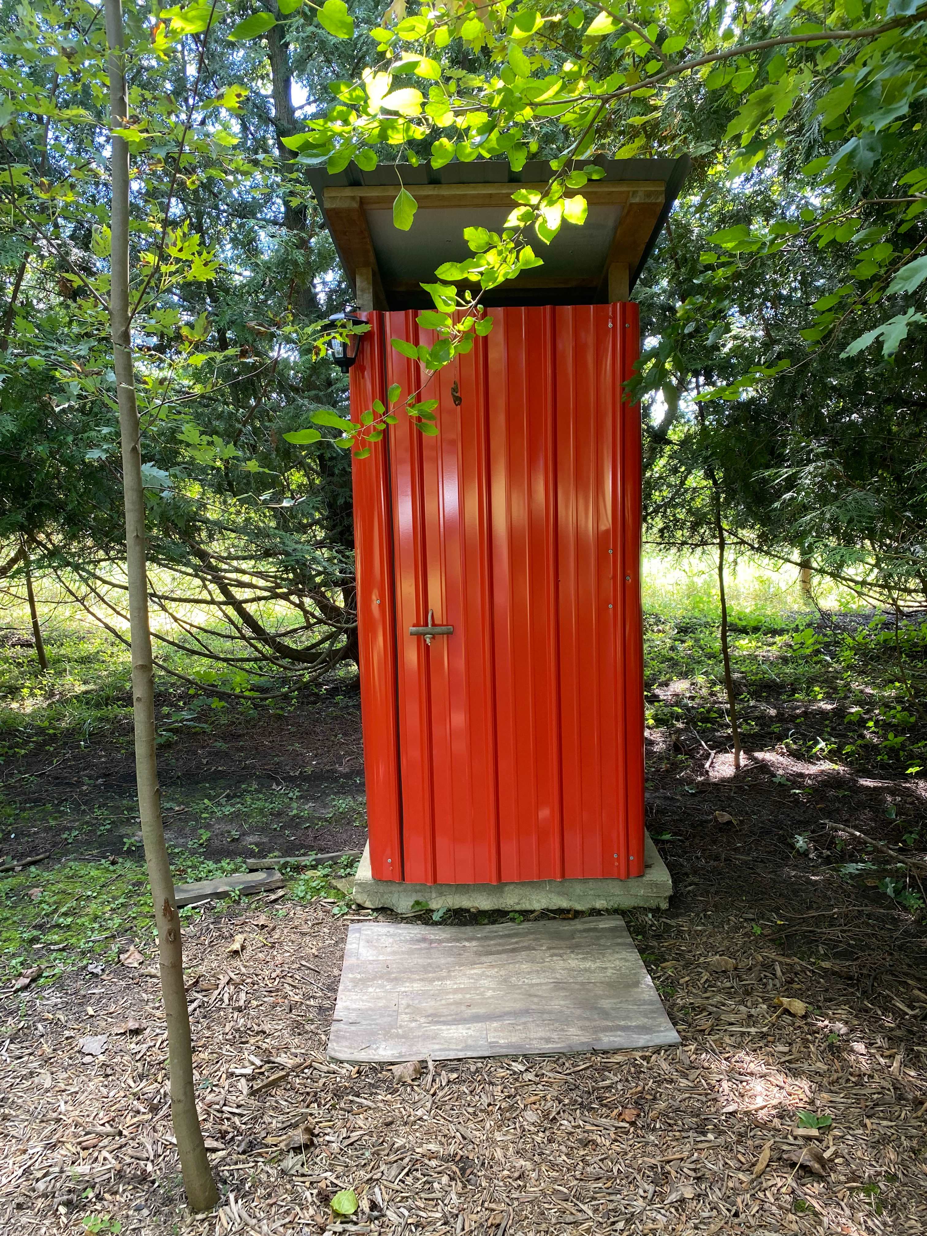 Clever wood chip trail toilet