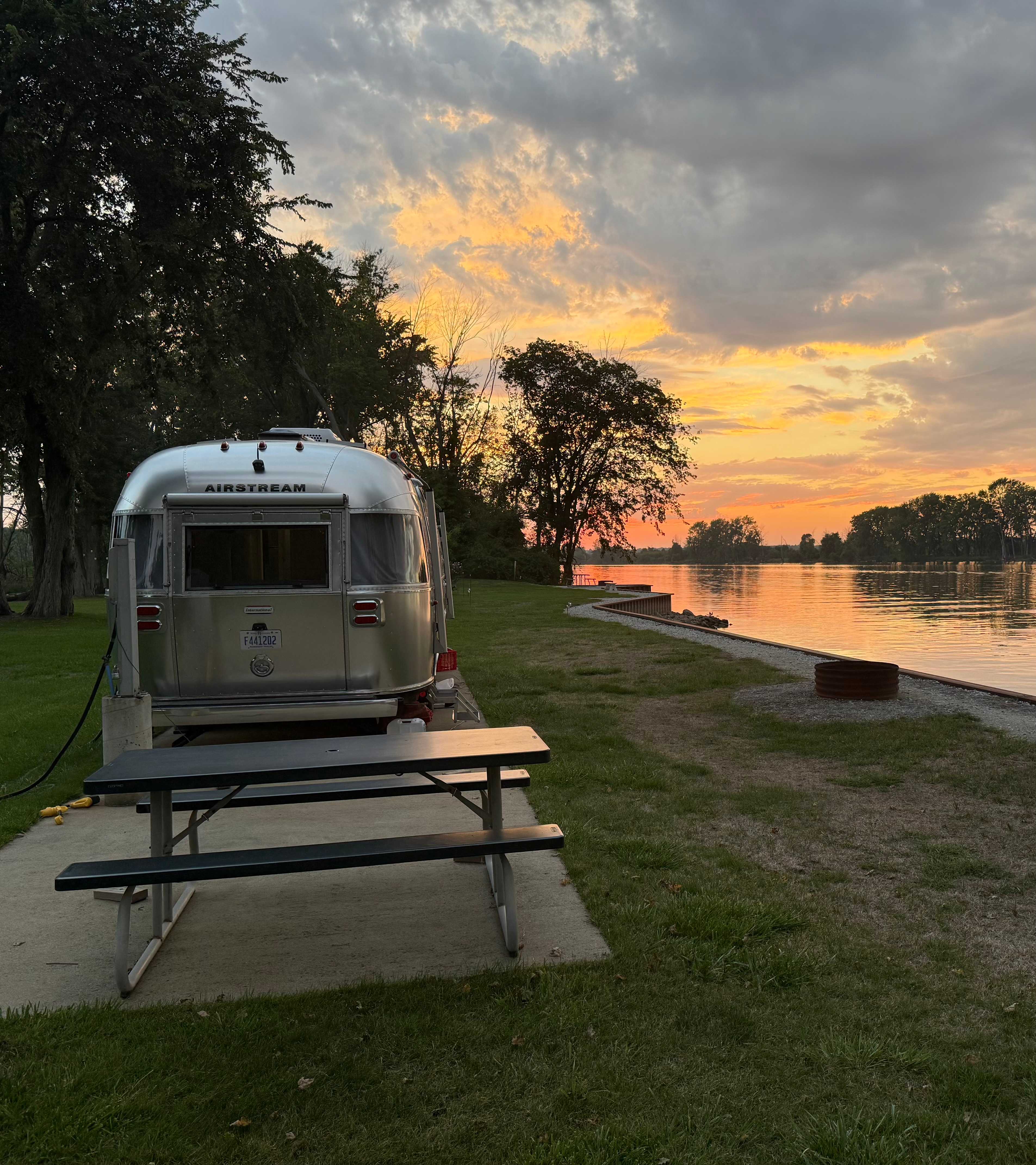 One Grand Place - Riverside Retreat