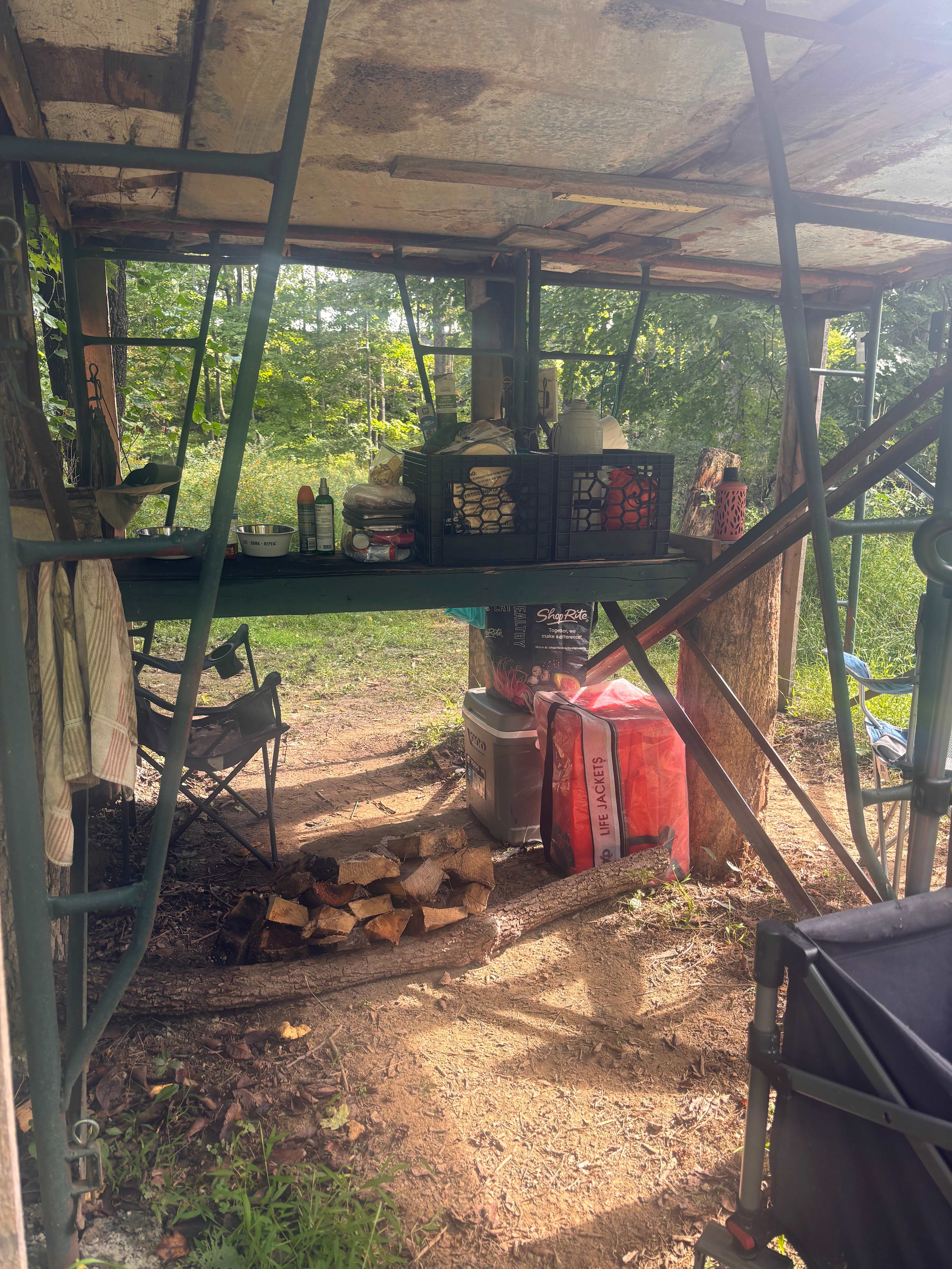 Nice area under site 1 to store gear during heavy rain 