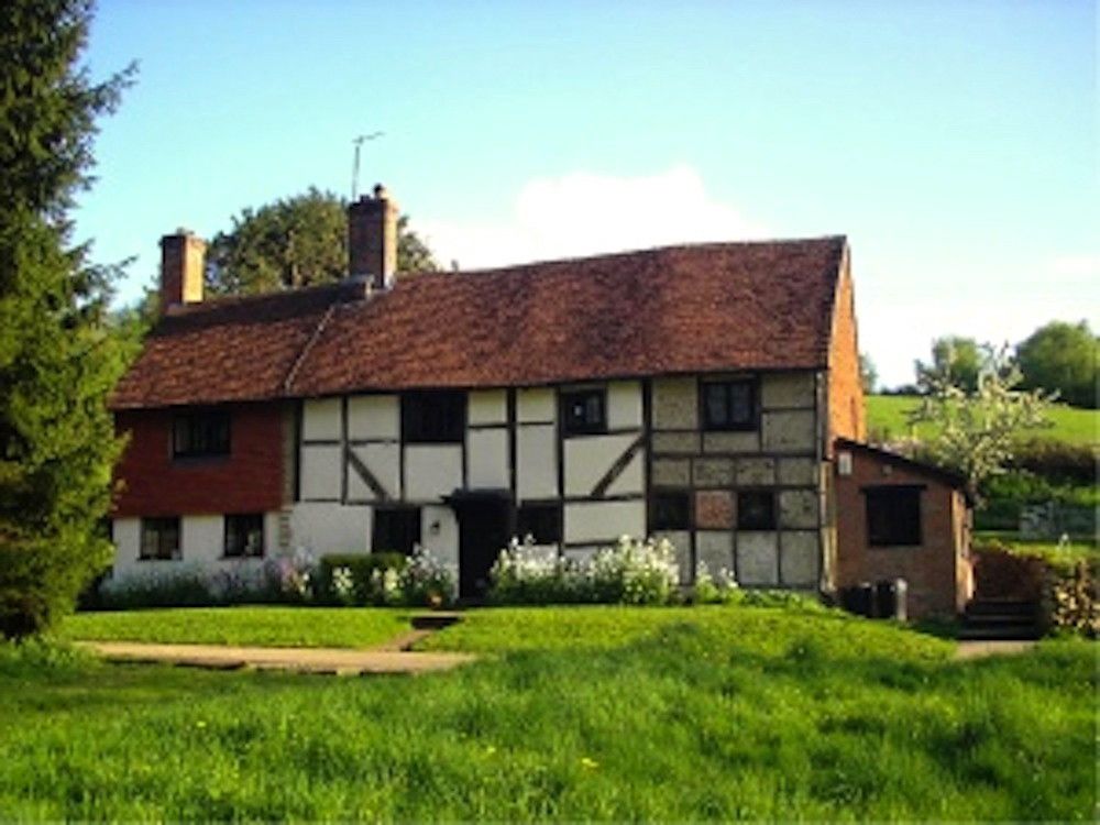A single traditional shepherd's hut with wonderful views across the Surrey Hills.