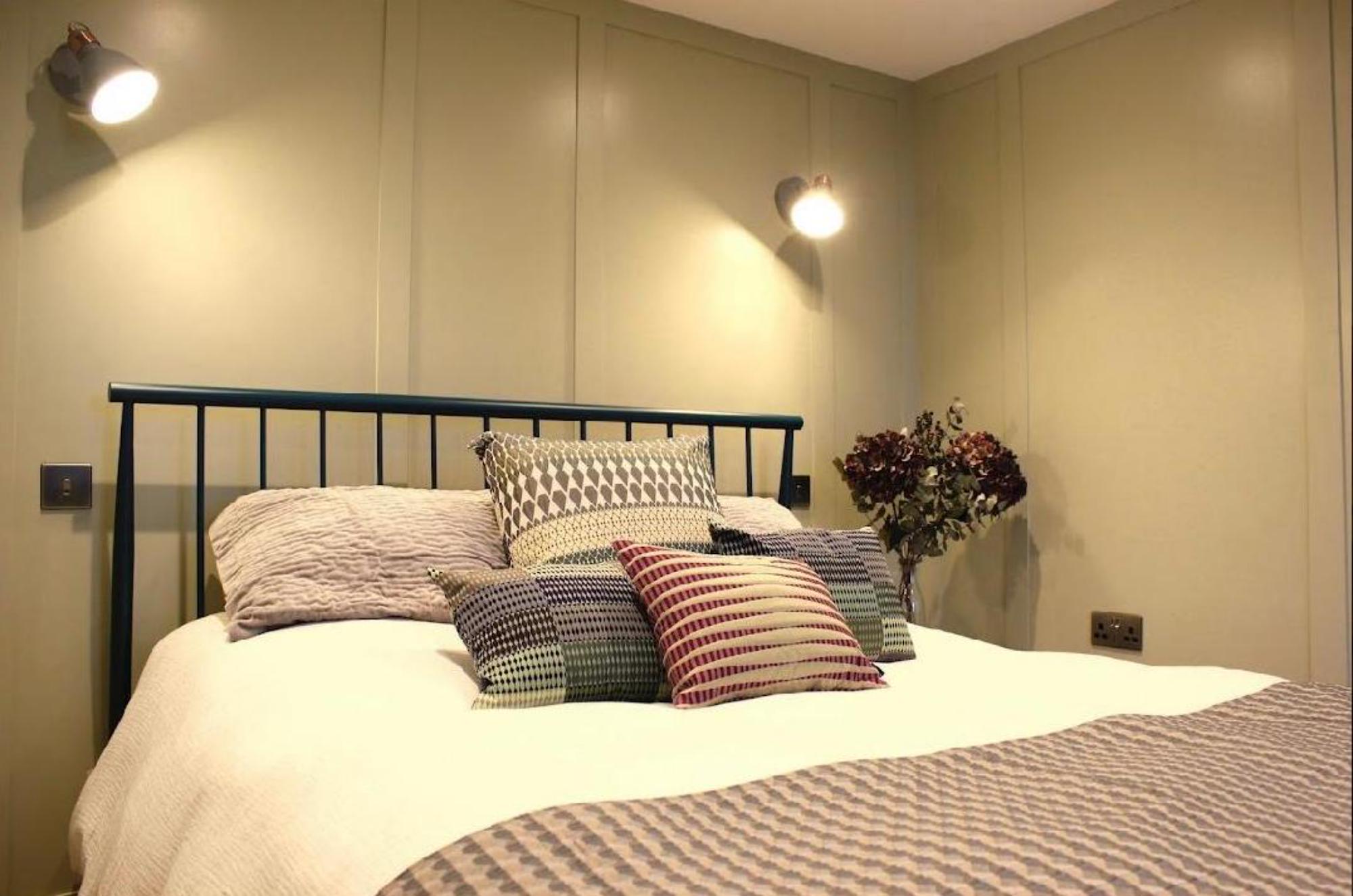 Feather Lodge - King size memory foam mattress, reading lamps and double socks with USB ports.  