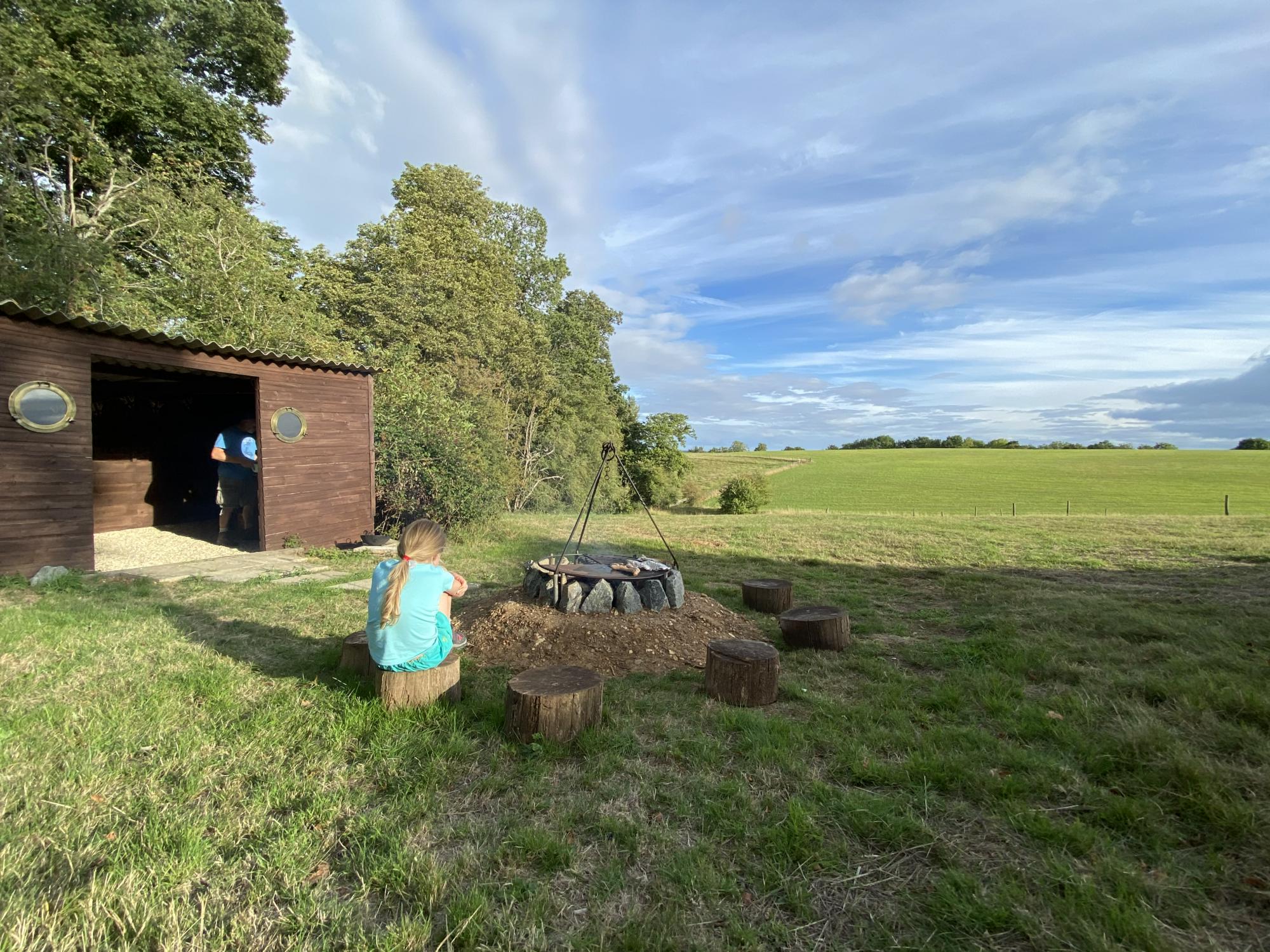 Children love cooking al fresco over the campfire. 🍳