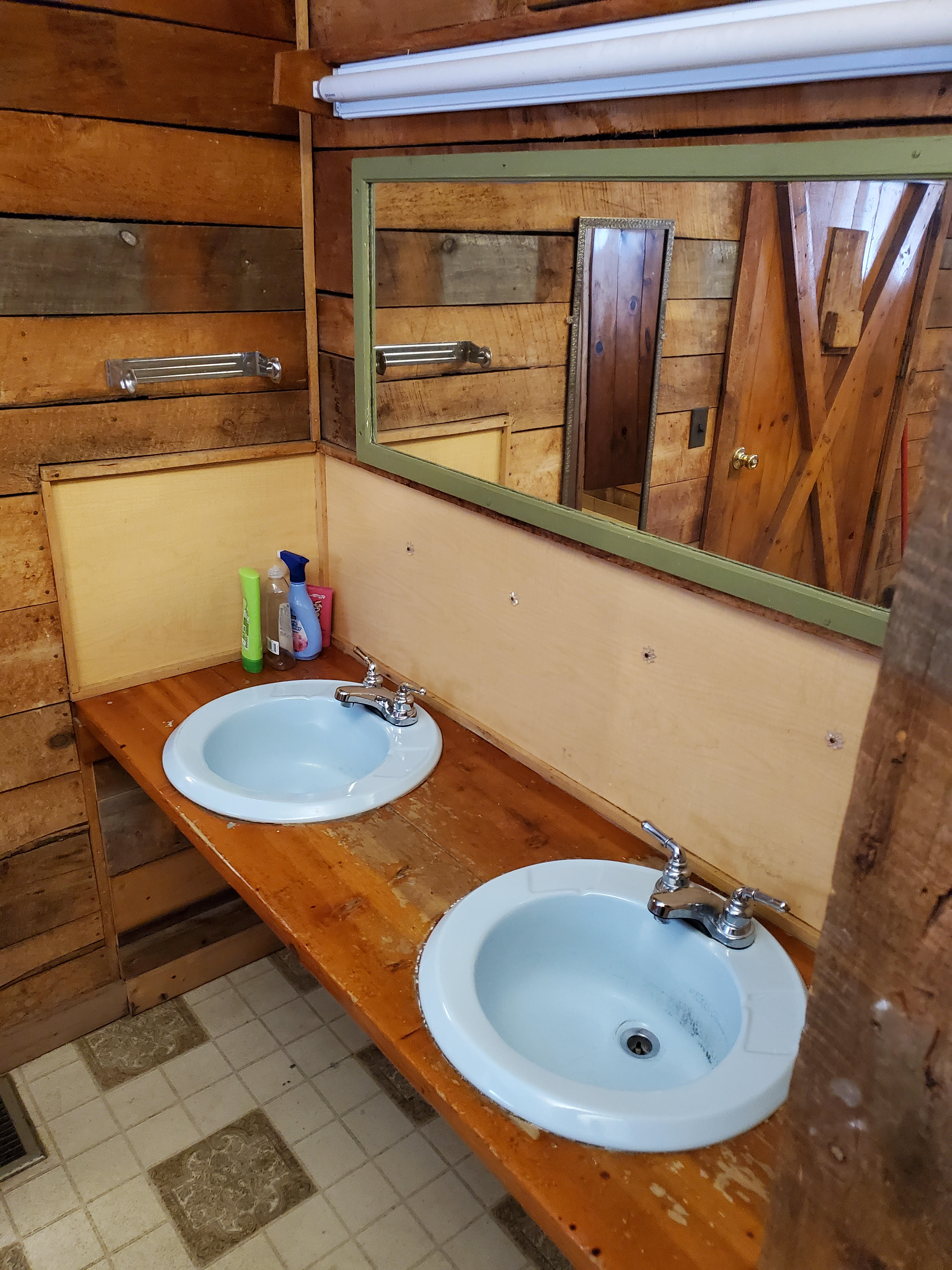 Bathhouse - Men's sinks