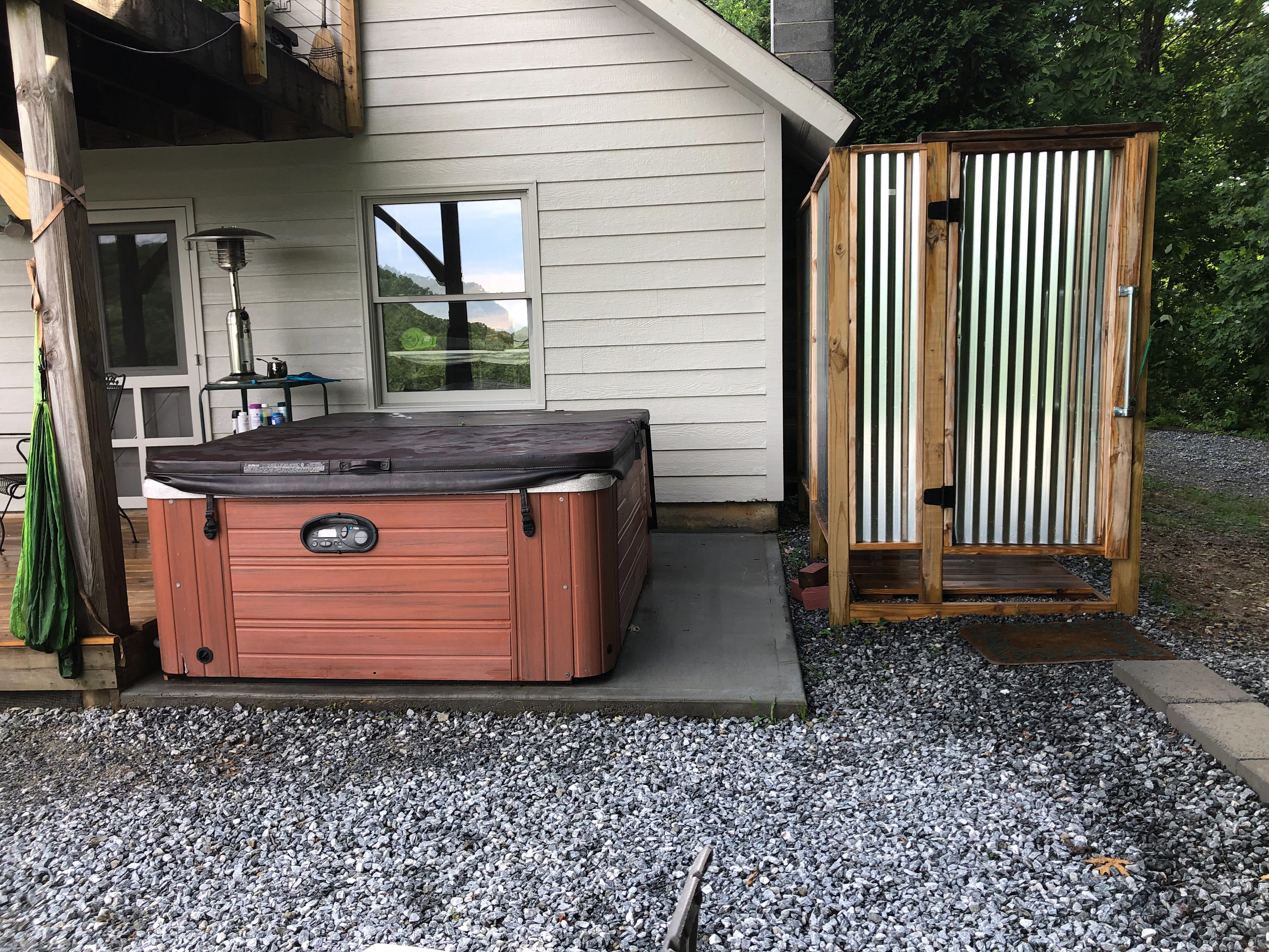 Hot tub & Outdoor shower