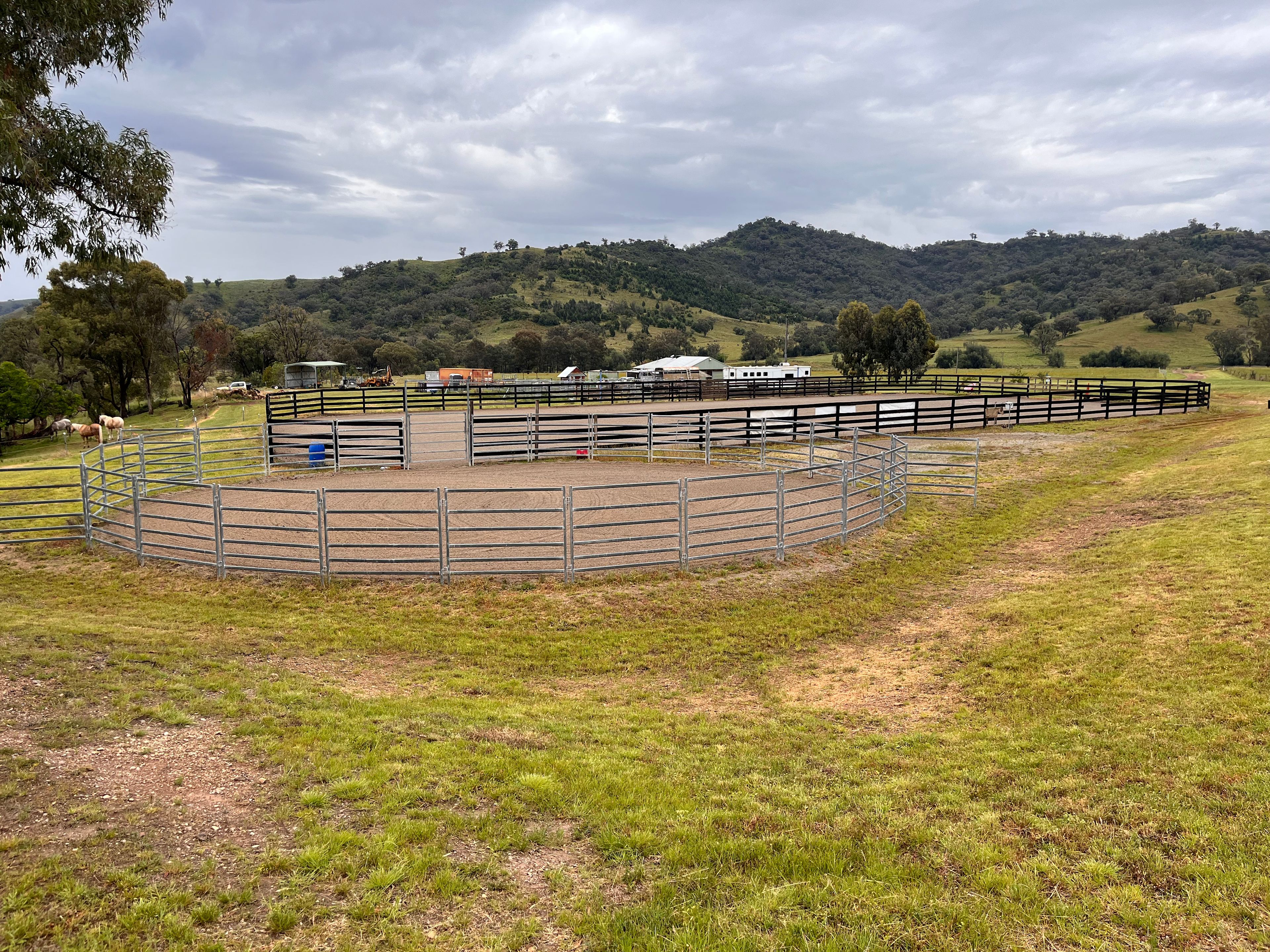 Arena and round yard.