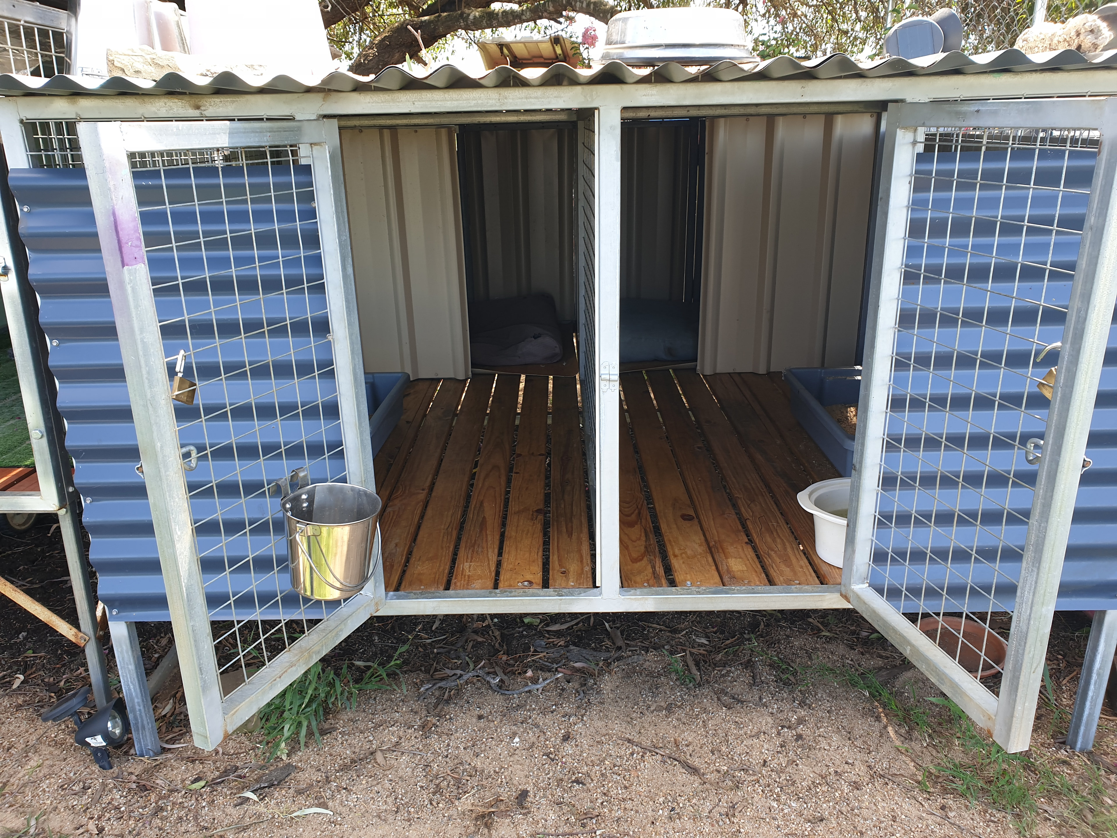 Safe accommodation available for pets if you wish to explore the neighbourhood. 