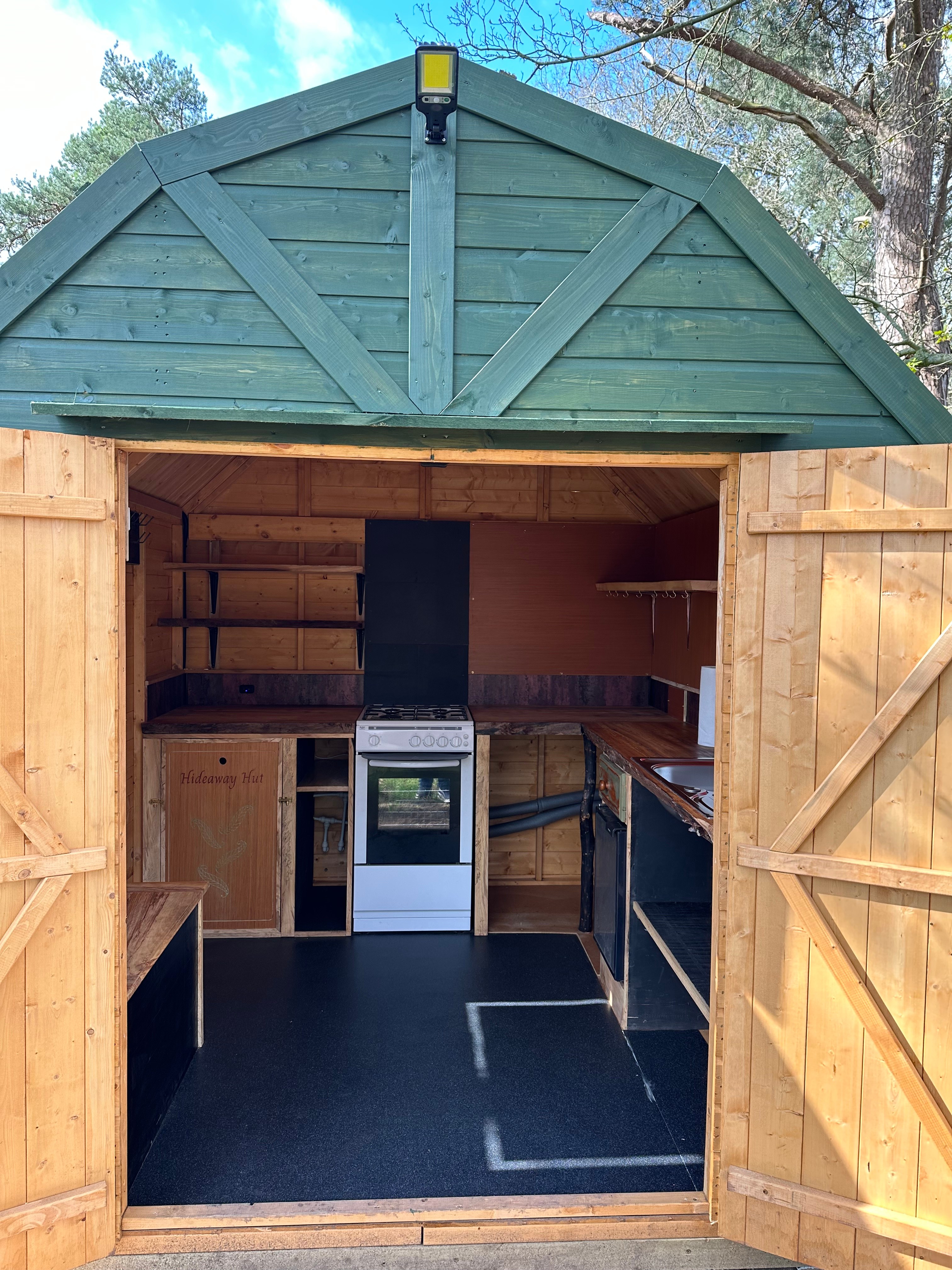 Larch’s Hideaway Hut