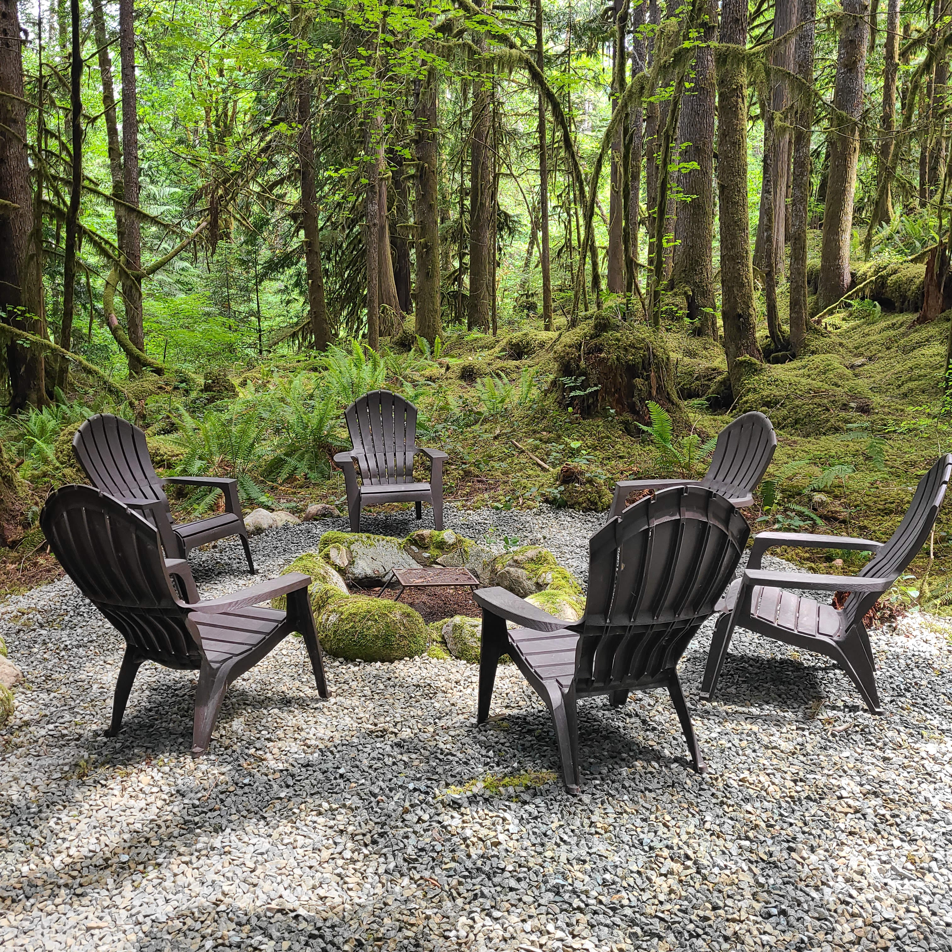 Fire pit that has seating for 6
