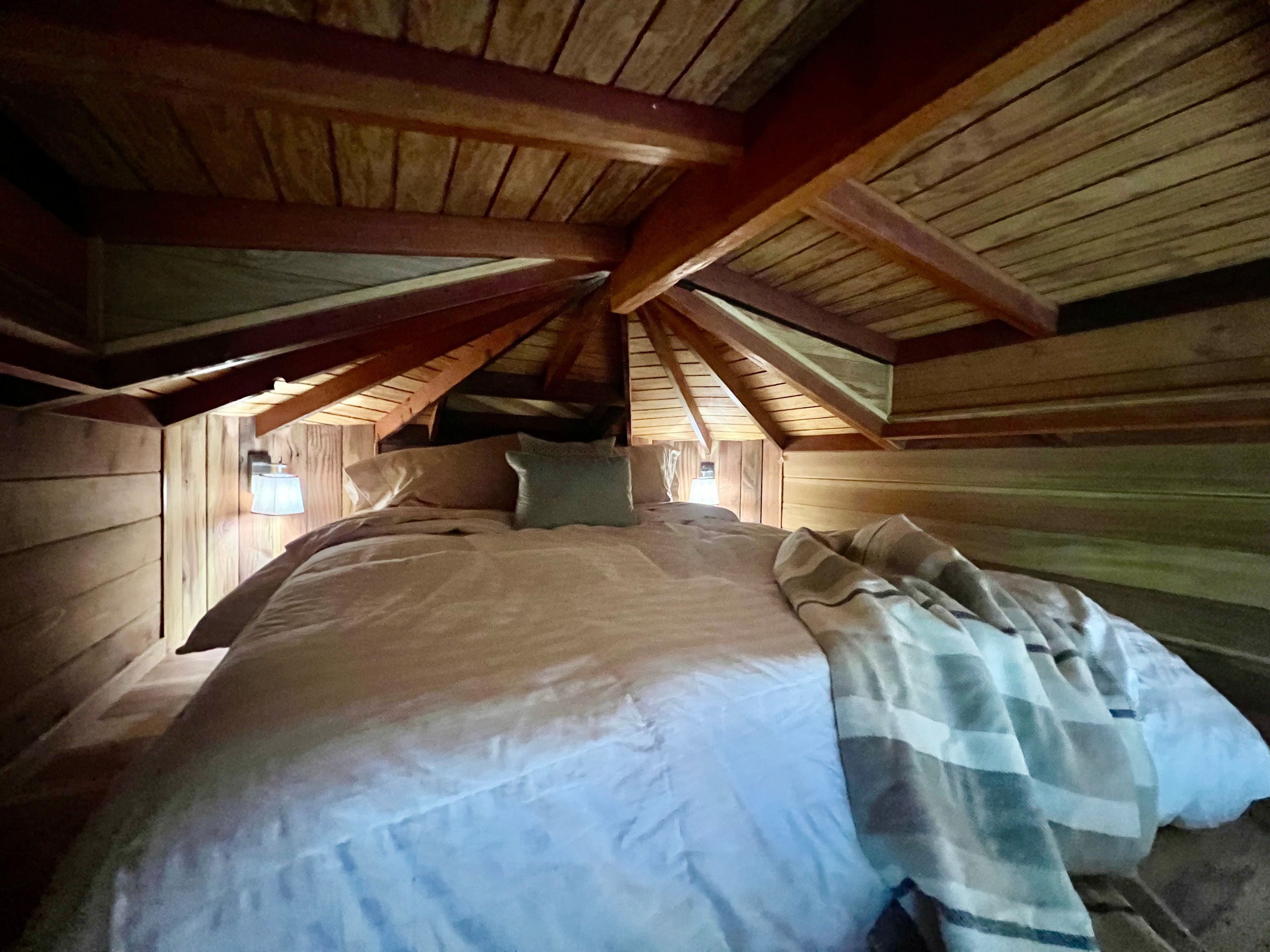 Queen size bed and reading lights. It's cozy.