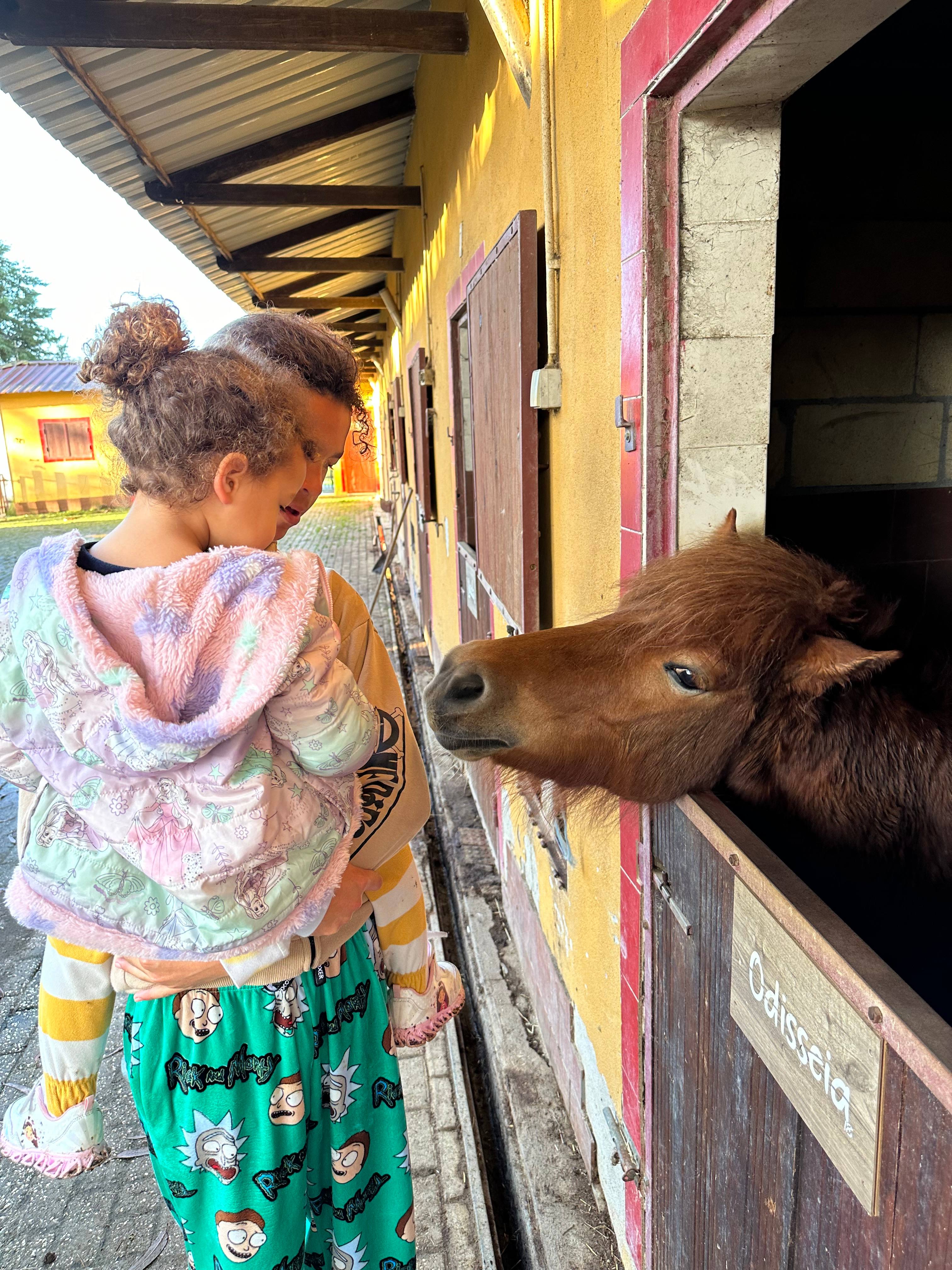 Ponies and kids in pijamas— IG: @la_vida_modelo