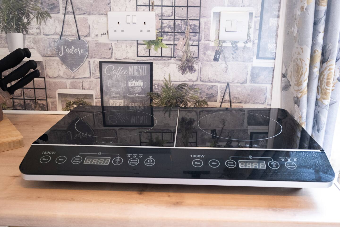 Cooking facilities: Induction hob, combination oven/microwave, BBQ