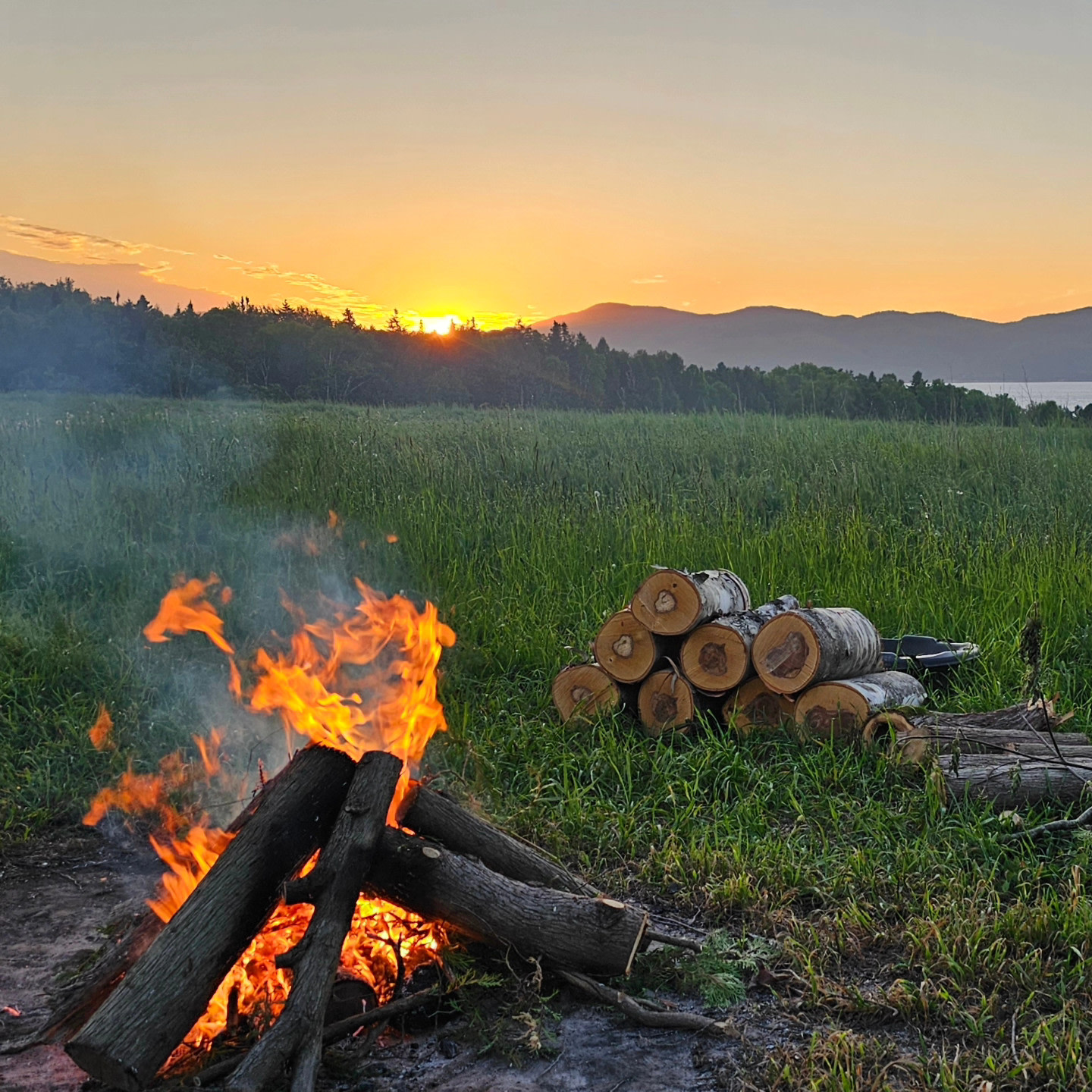 Campfire with a typical beautiful "Getaway " sunset.  Free wood and fire ready upon arrival when possible.   