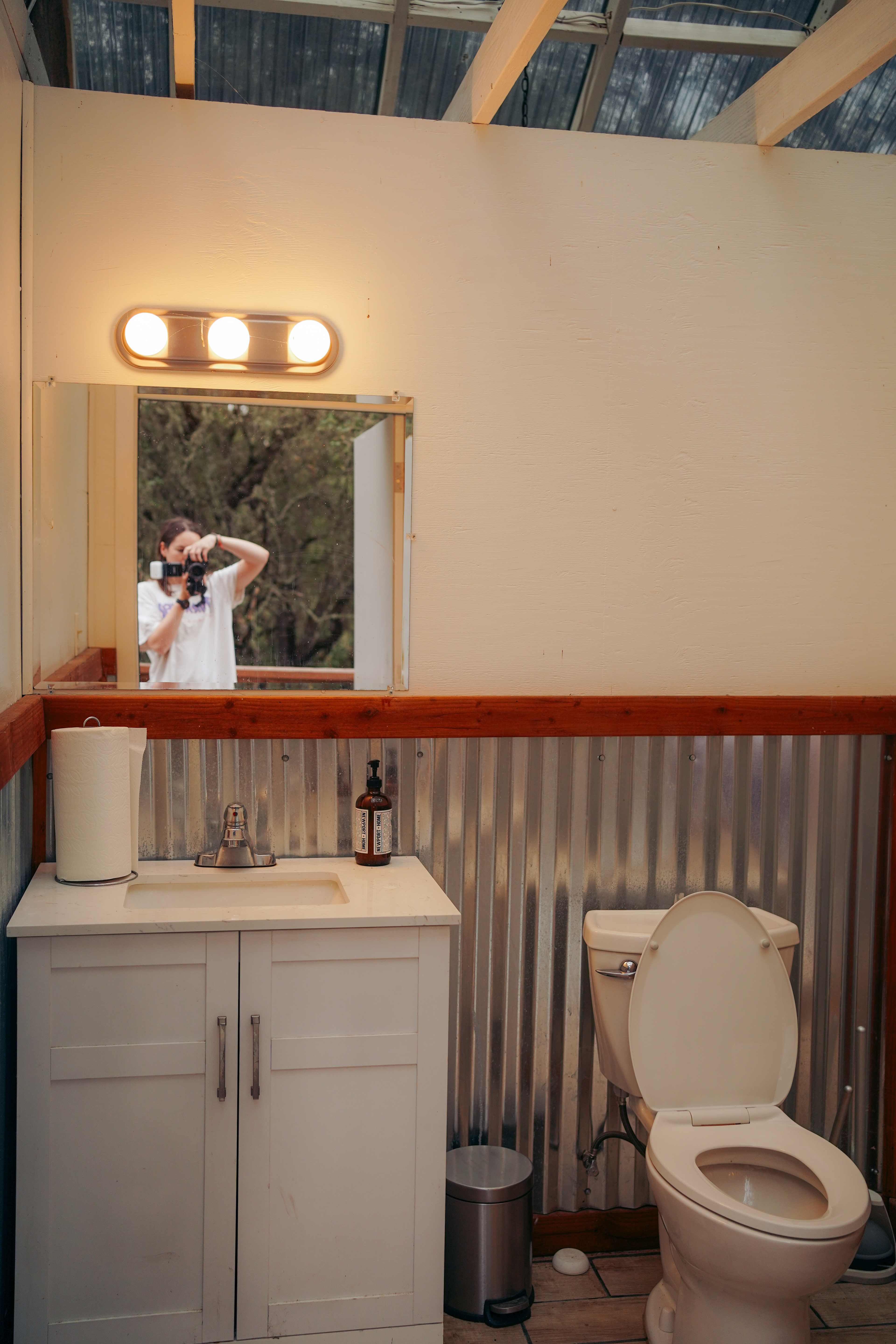 Bathrooms with shower, flush toilets, electricity 