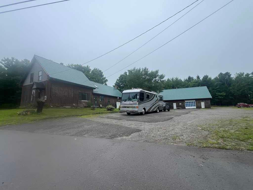 Actual Gravel Parking Lot site is at the far right side of this photo. Large lot is big enough for 18-wheelers to turn around in, no rig size limit here.