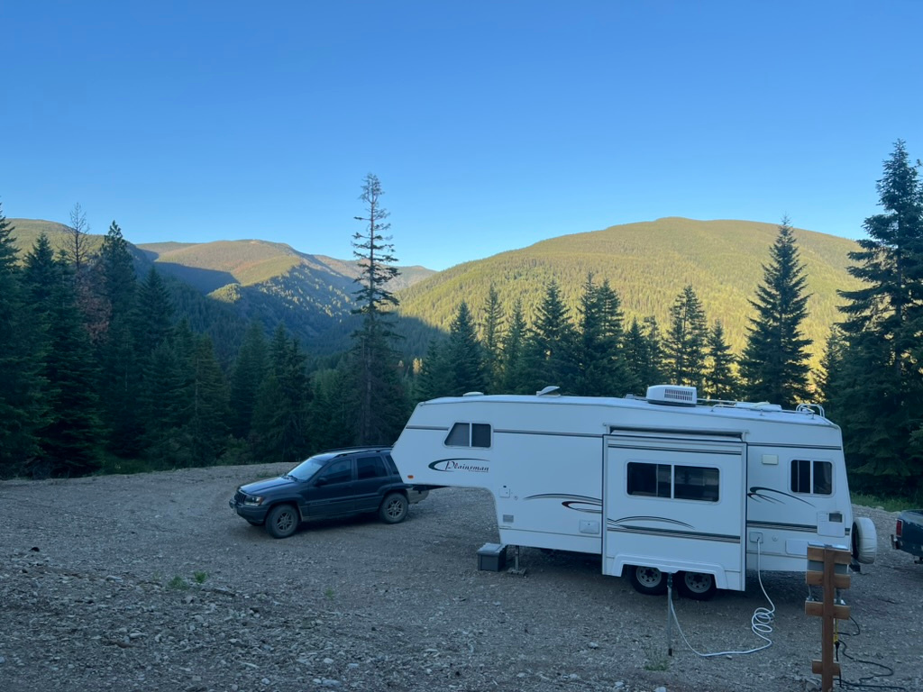 The fifth wheel is a 25' for reference