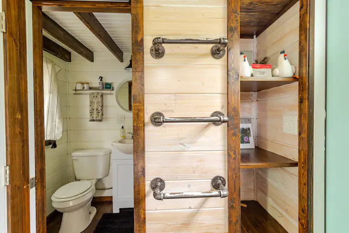 Tiny House Urban Farm Stay