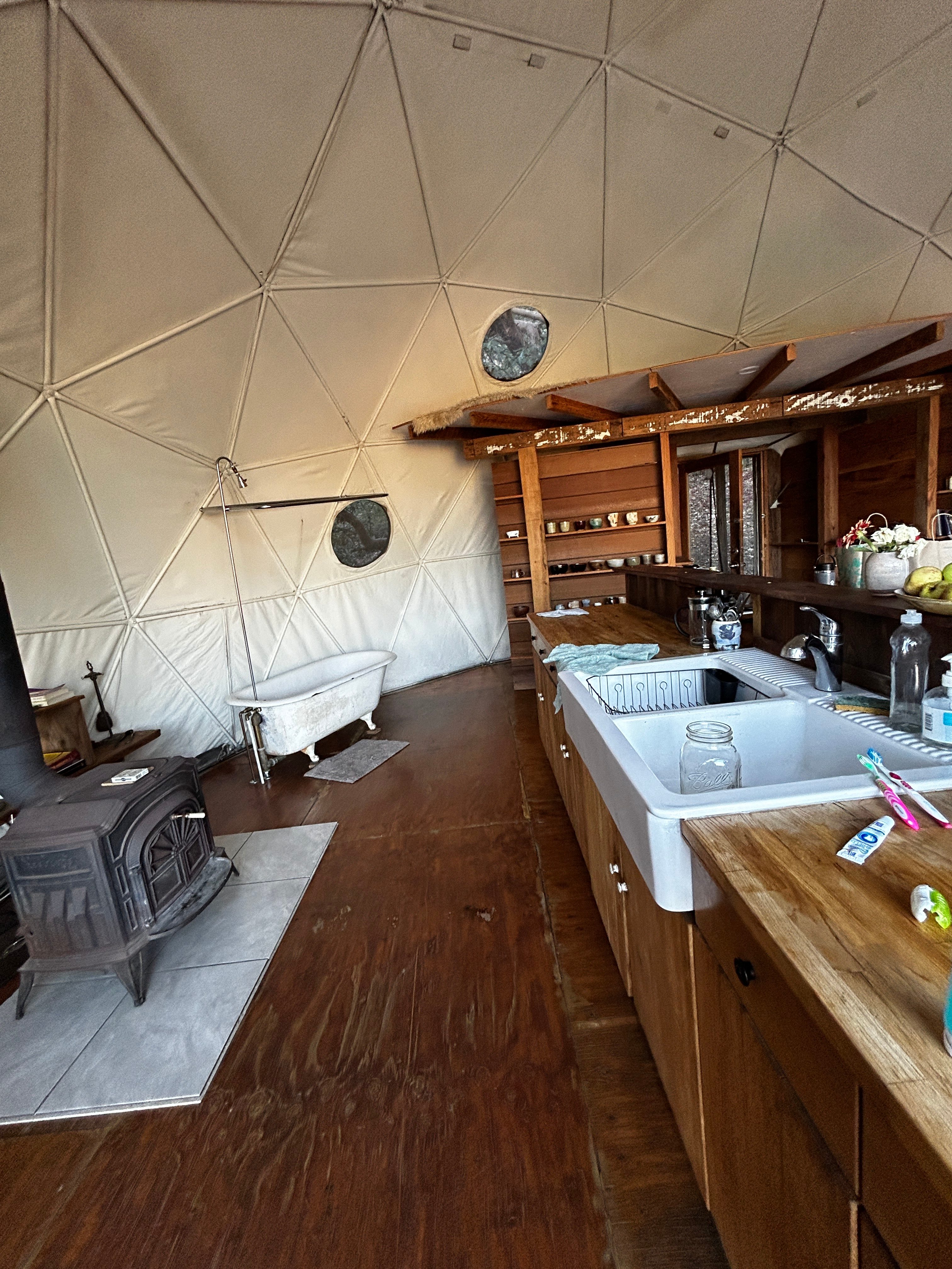 Fireplace and full kitchen amenities