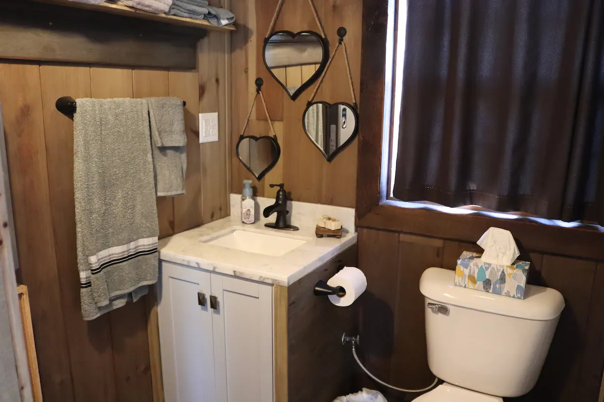 Lakeview by Sue Honeymoon Cabin