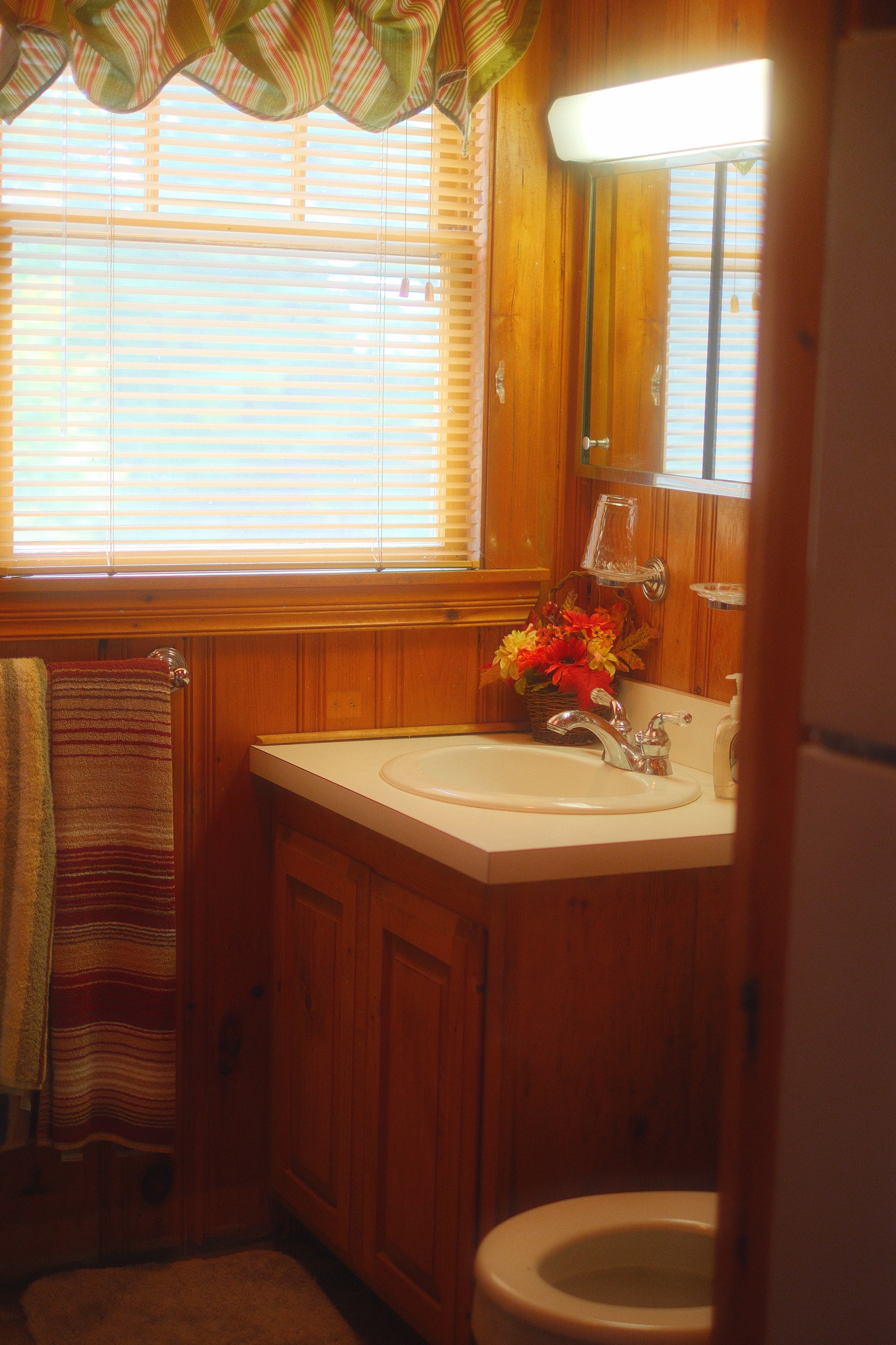 The Sunrise Cabin has a full bath with hot and cold water. 