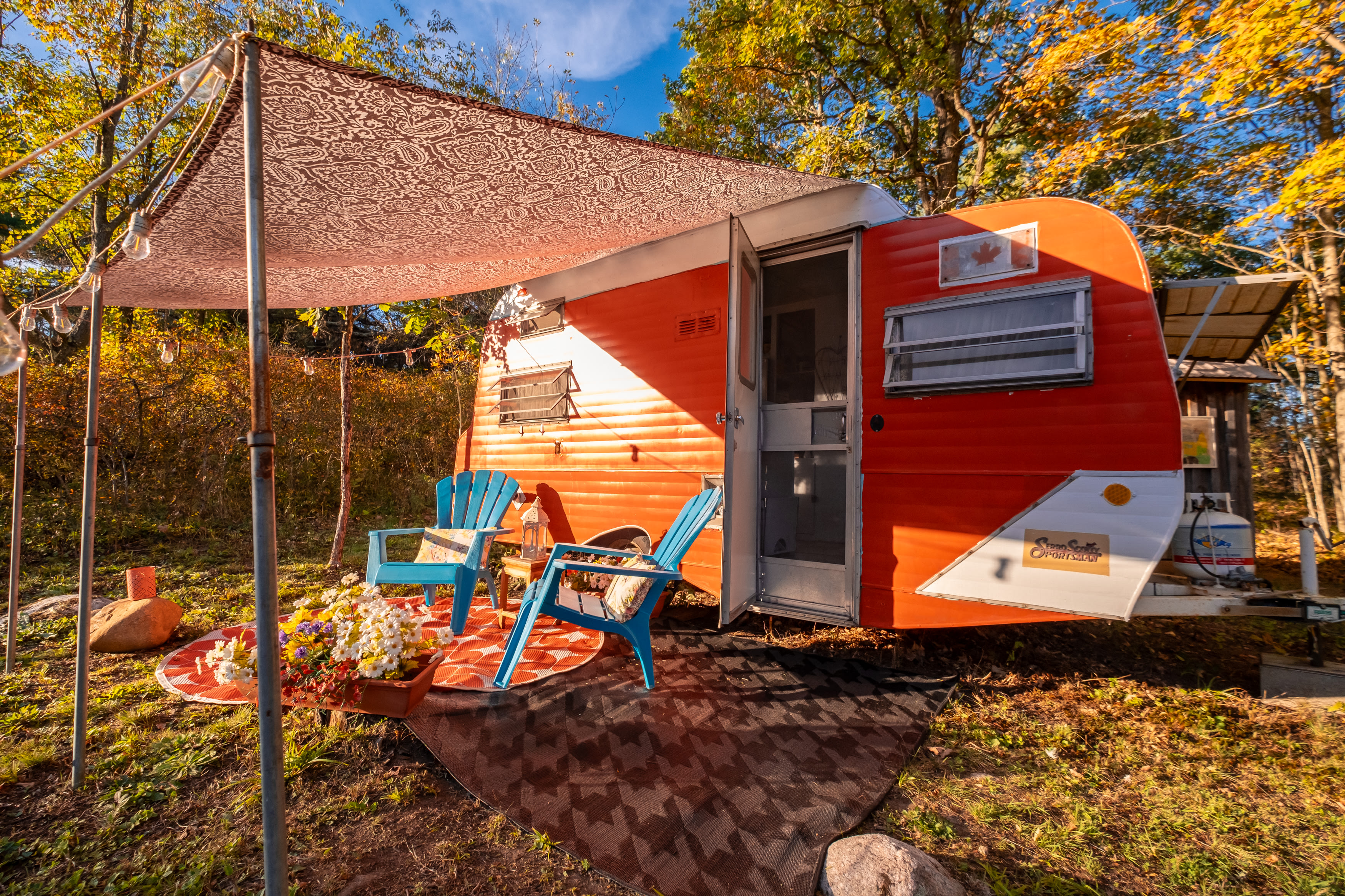 Cute vintage camper.