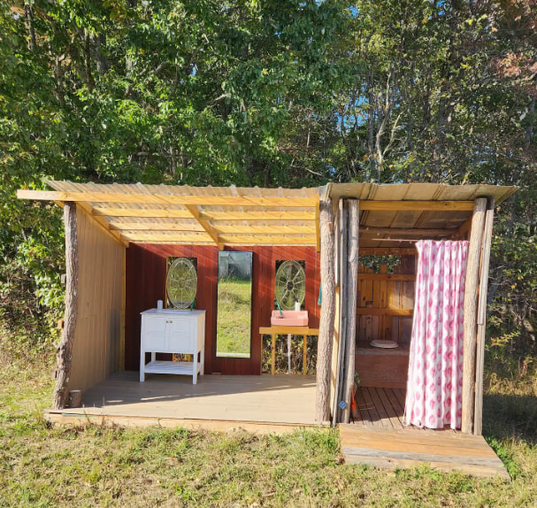 Outdoor toilet and handwashing station