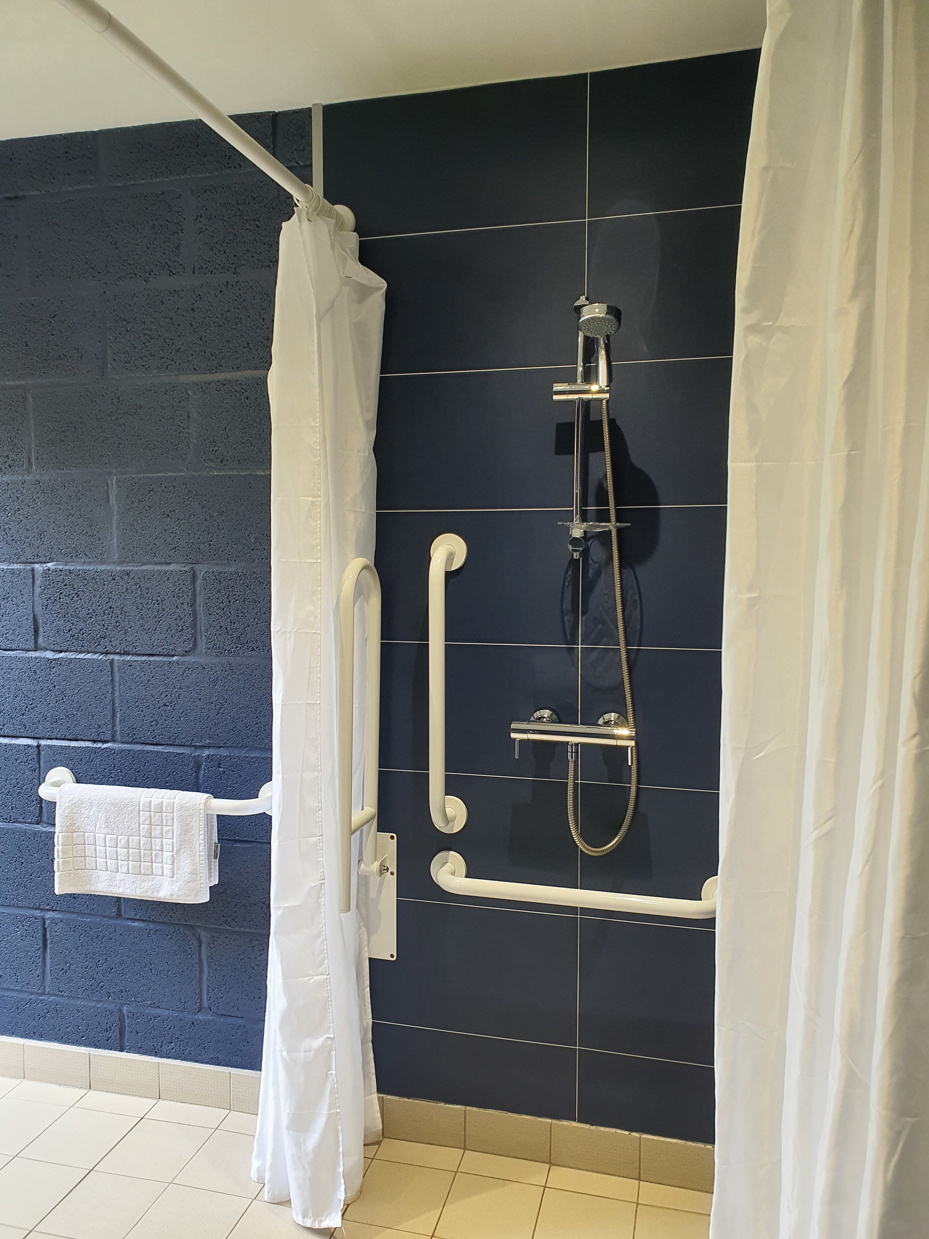 Private family shower room