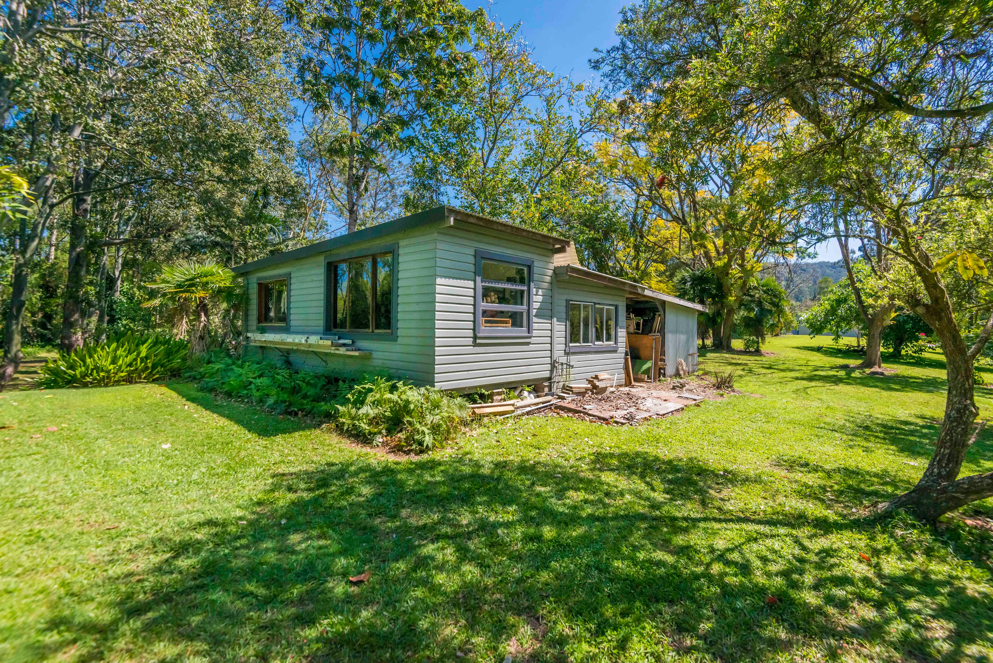 Lumeah By The Creek Near Waterfalls