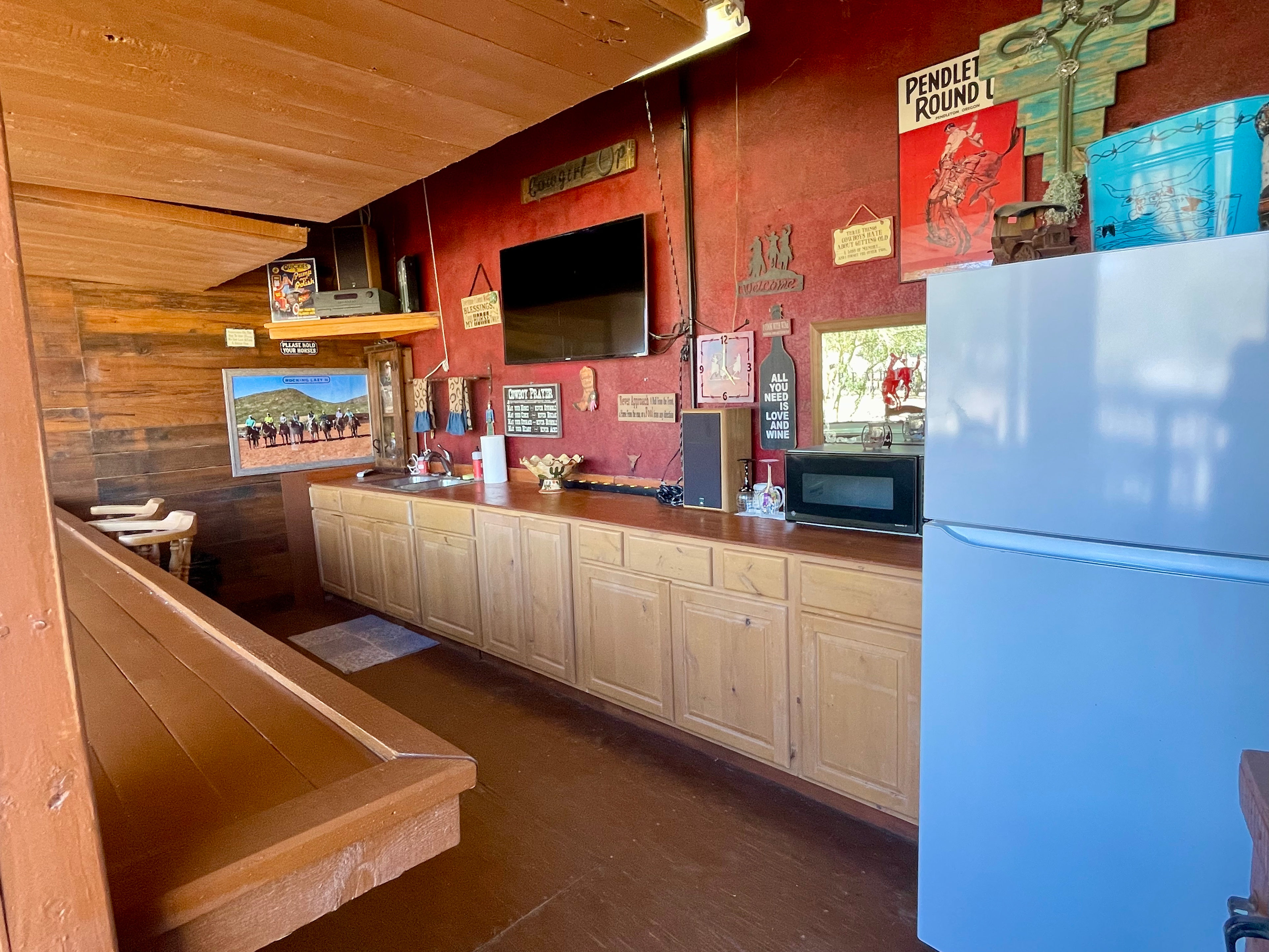 Inside the Saloon offers a sink, refrigerator, tv with speakers (inside/out to hear), Microwave, and utensils. Extra plug ins for crockpot, etc..