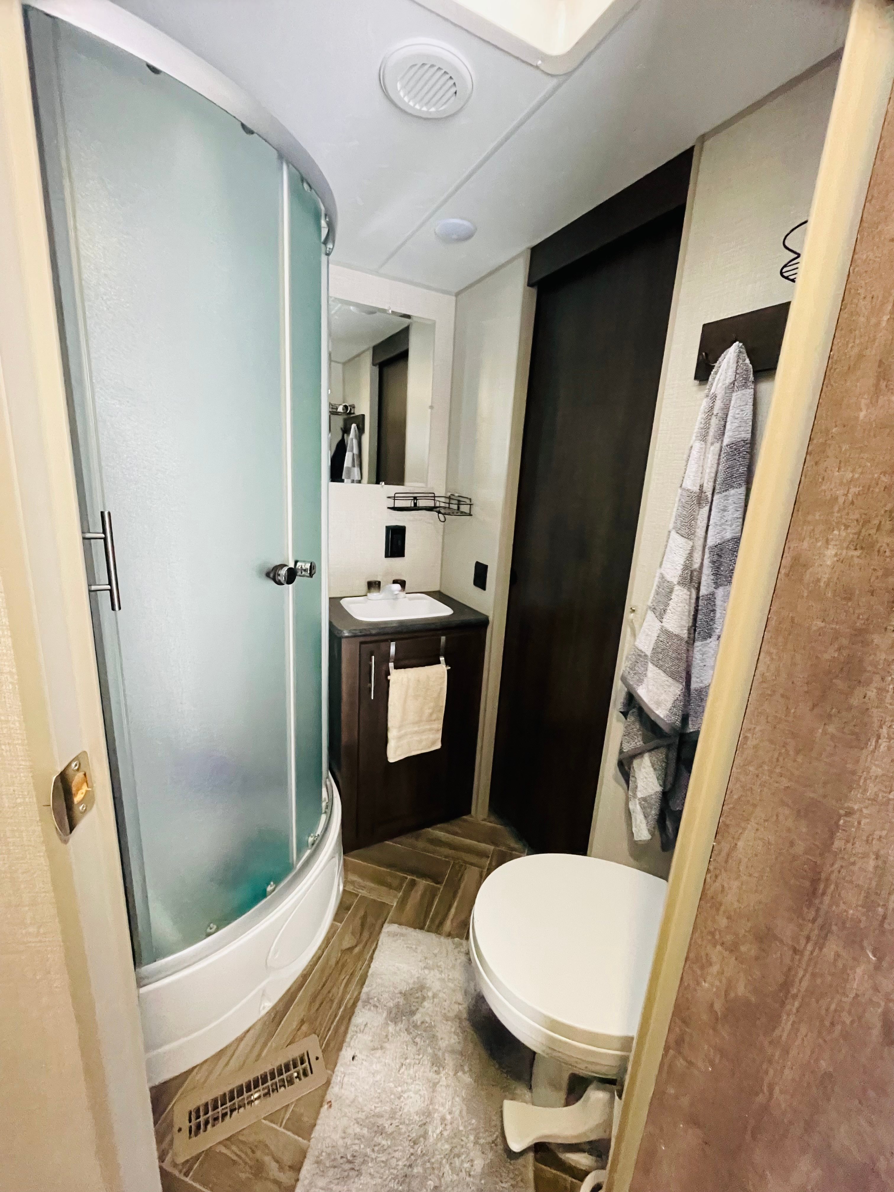 Full functioning bathroom April through October.

November through March there will not be running water so you can’t shower or use the toilet and sinks. 

There will be access to potable water for drinking, waking up and doing dishes. 

There will also be a portable toilet that can be used outside in a tent or set in the bathroom. 
