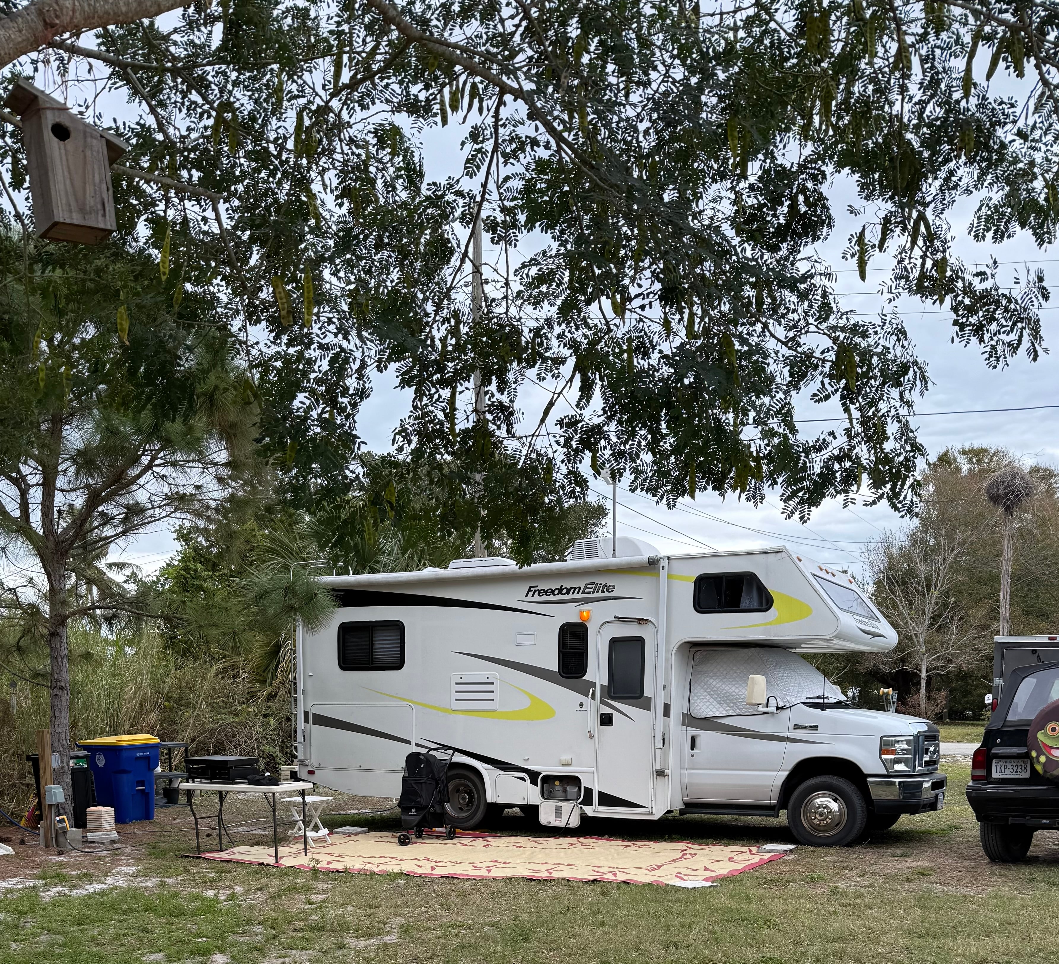 Water with 30 amp electric site 

RV Water with Electric Site. Back in or Pull in from the Street and over driveway. Easy access to electric and water. Septic not available.  Host resides on this 1/2 acre lot. Other campers may also be on the property. Rigs should not exceed about 26ft. Please inquire if in doubt.  This 1/2 acre property is located in a residential neighborhood setting. 
