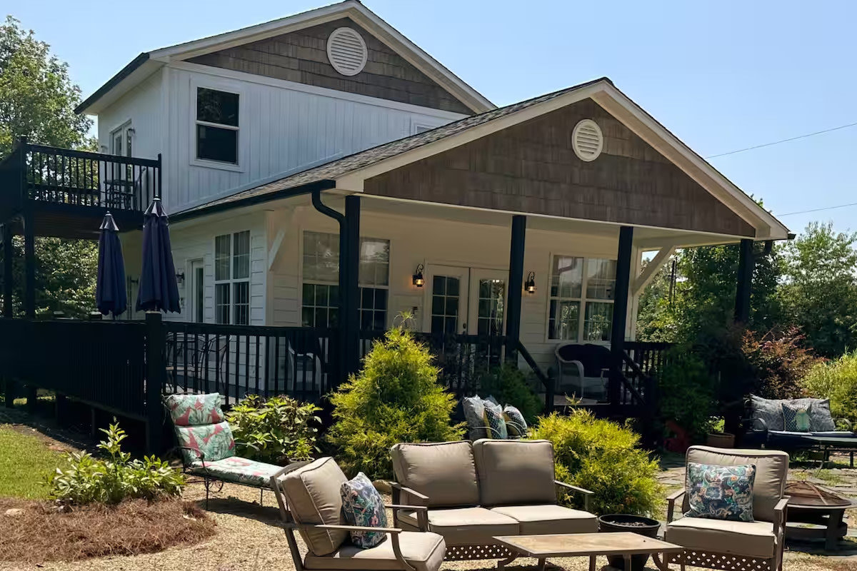 Quaint and Cozy Country Home