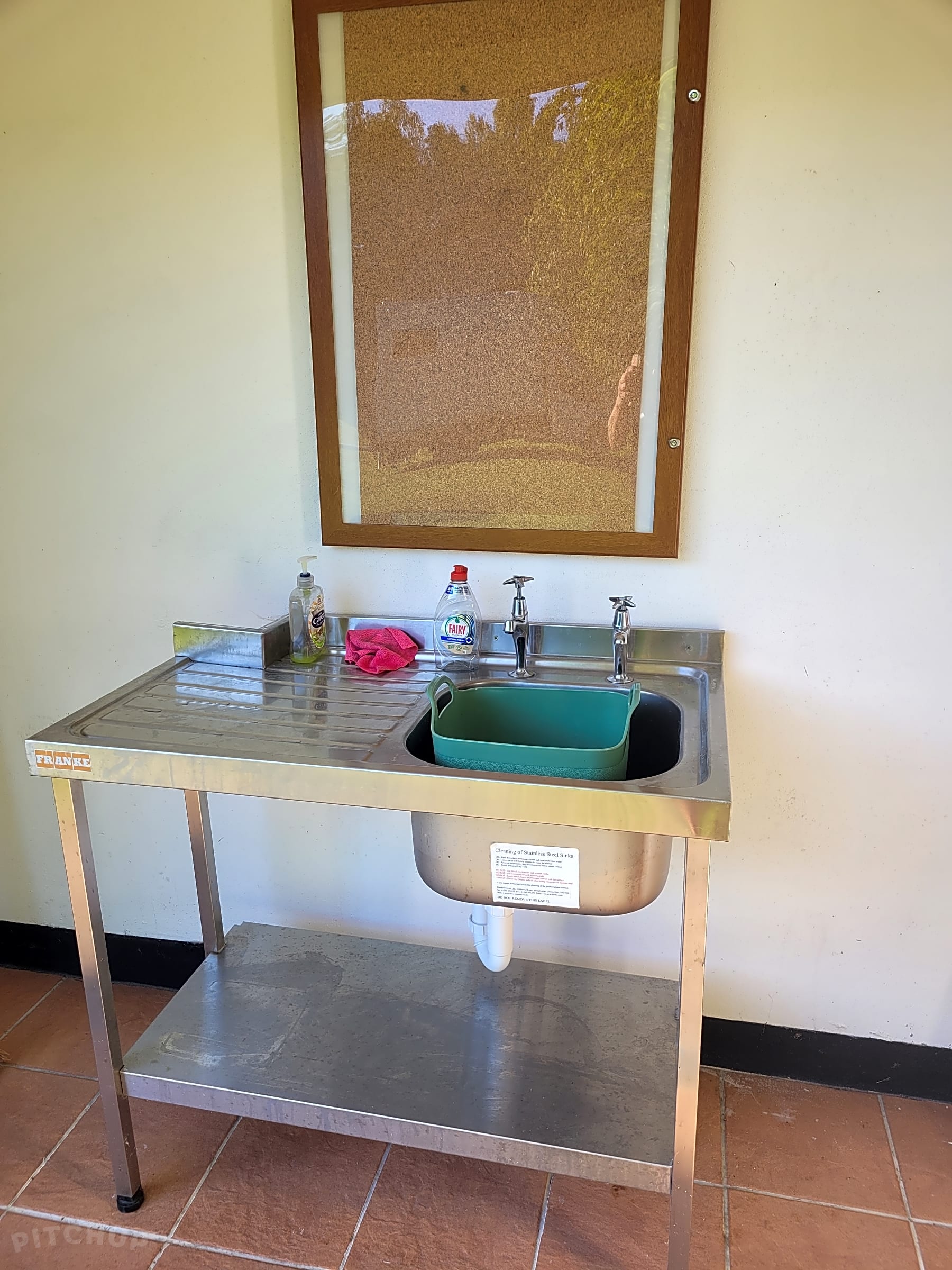 Plentry of hot water and shelter in washing up area 
