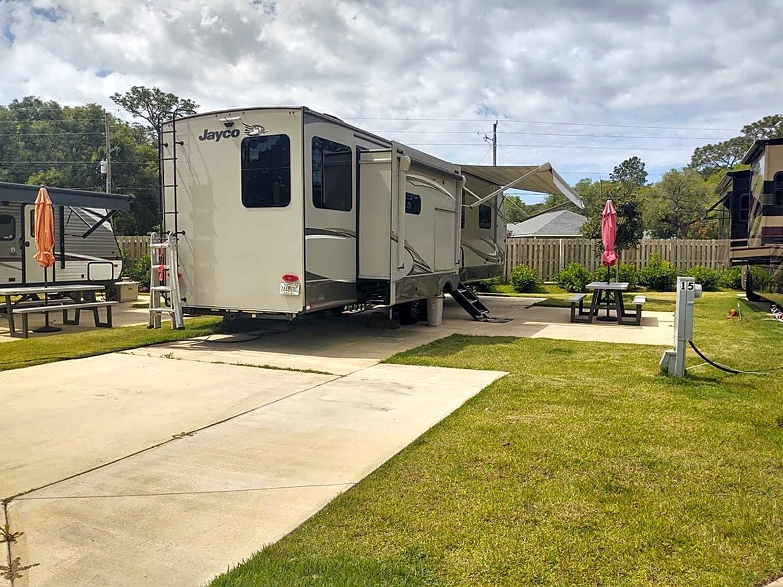 A Cozy Corner RV Lodge
