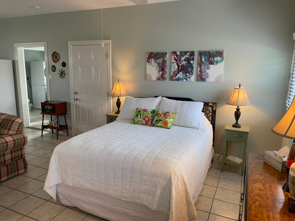 Barefoot Bungalow And RV Spot