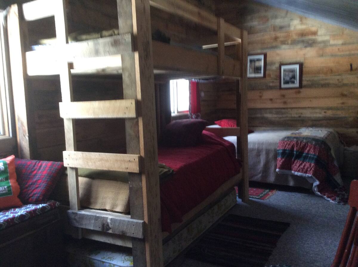 Off Grid Cozy Cabin