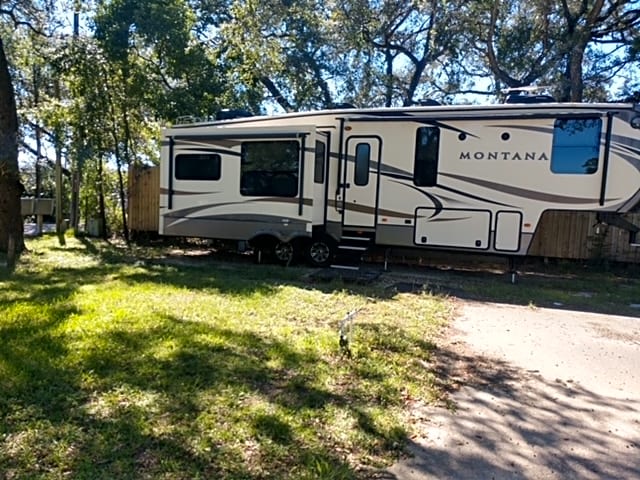 30/50 Amp Deluxe Pull Thru RV Site