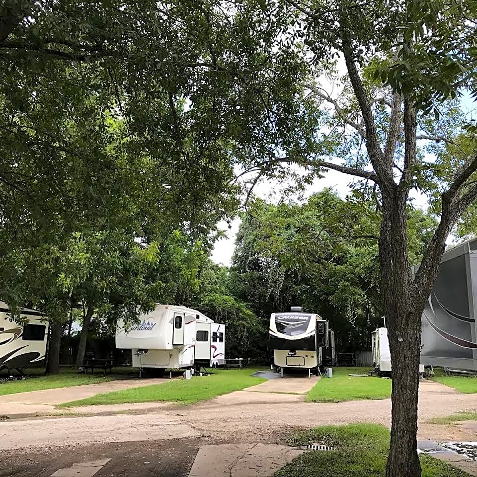 30/50 Amp Deluxe RV Site