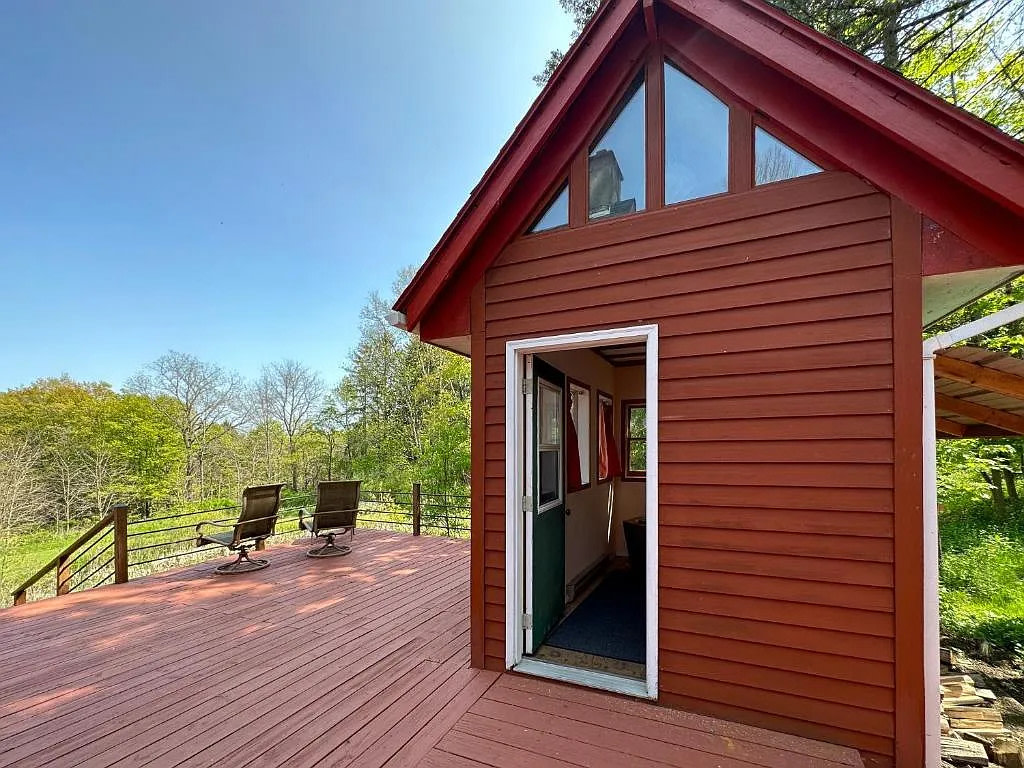 Bungalow with deck overlooking the pond in spring