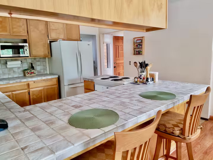 VIEWS! Pine View Lodge *Jetted Tub*